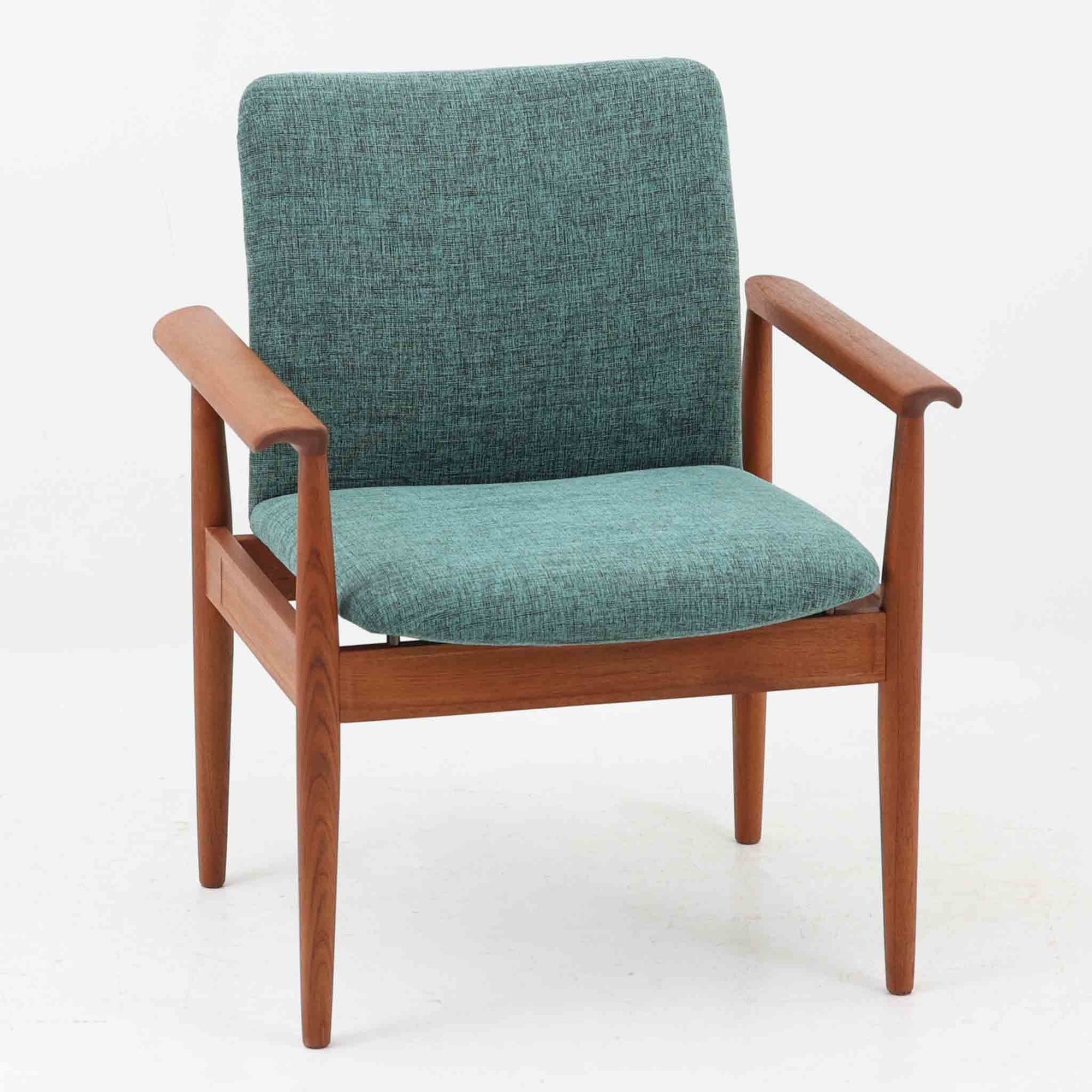 フィン・ユールがデザインし、France &amp; Sonが製造した「Diplomat Chair」の北欧ビンテージ品です。チーク材のフレームは、先端を緩やかに削り込んだアームや細身の脚部に繊細な造形美が表れ、背と座のクッションを軽やかに支える構成が特徴です。包み込むような背もたれと広めの座面により、ダイニングはもちろん書斎やリビングのパーソナルチェアとしても活躍します。経年によって深まった木部の色艶と、名作ならではの端正な存在感を楽しめる一脚です。