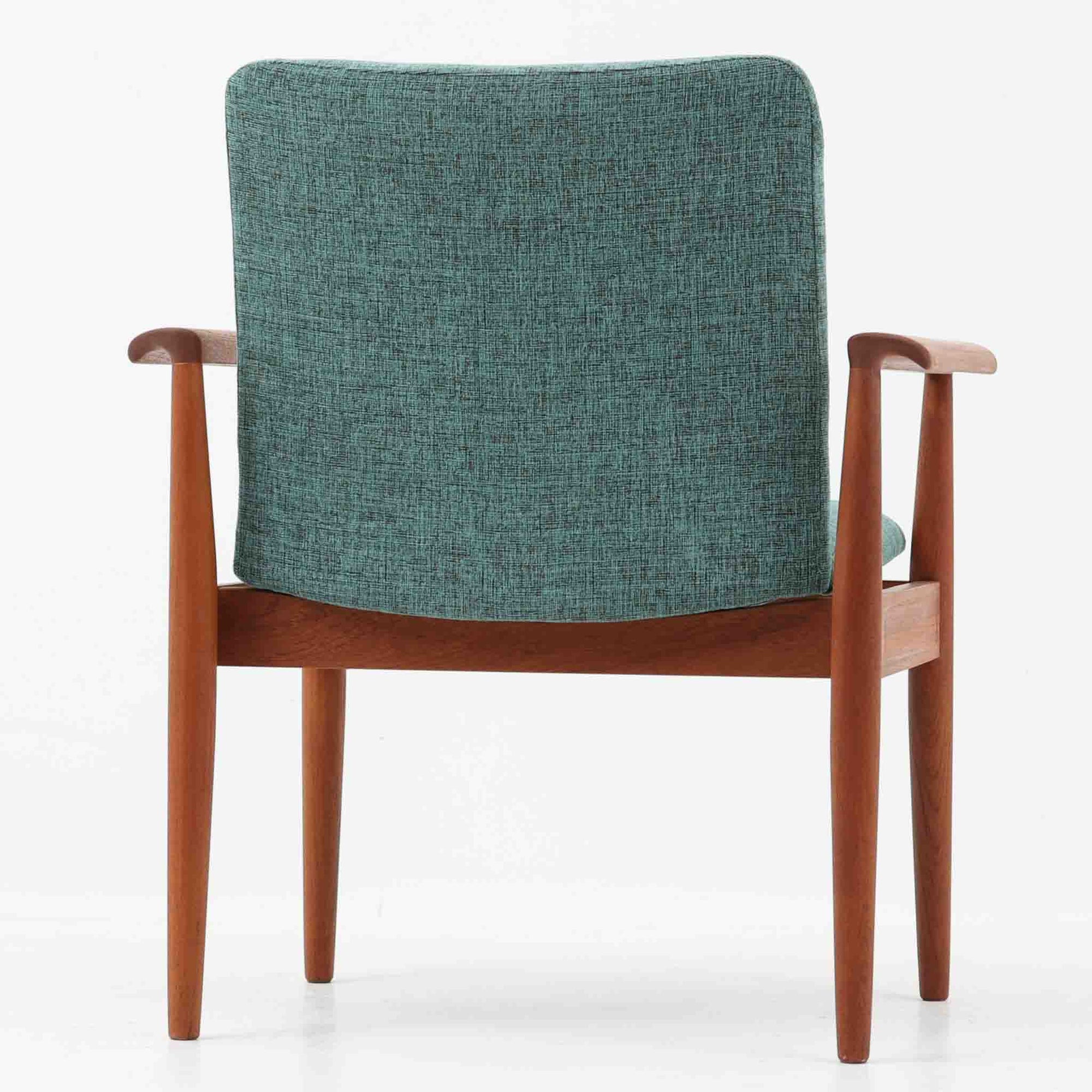 フィン・ユールがデザインし、France &amp; Sonが製造した「Diplomat Chair」の北欧ビンテージ品です。チーク材のフレームは、先端を緩やかに削り込んだアームや細身の脚部に繊細な造形美が表れ、背と座のクッションを軽やかに支える構成が特徴です。包み込むような背もたれと広めの座面により、ダイニングはもちろん書斎やリビングのパーソナルチェアとしても活躍します。経年によって深まった木部の色艶と、名作ならではの端正な存在感を楽しめる一脚です。