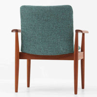 フィン・ユールがデザインし、France & Sonが製造した「Diplomat Chair」の北欧ビンテージ品です。チーク材のフレームは、先端を緩やかに削り込んだアームや細身の脚部に繊細な造形美が表れ、背と座のクッションを軽やかに支える構成が特徴です。包み込むような背もたれと広めの座面により、ダイニングはもちろん書斎やリビングのパーソナルチェアとしても活躍します。経年によって深まった木部の色艶と、名作ならではの端正な存在感を楽しめる一脚です。