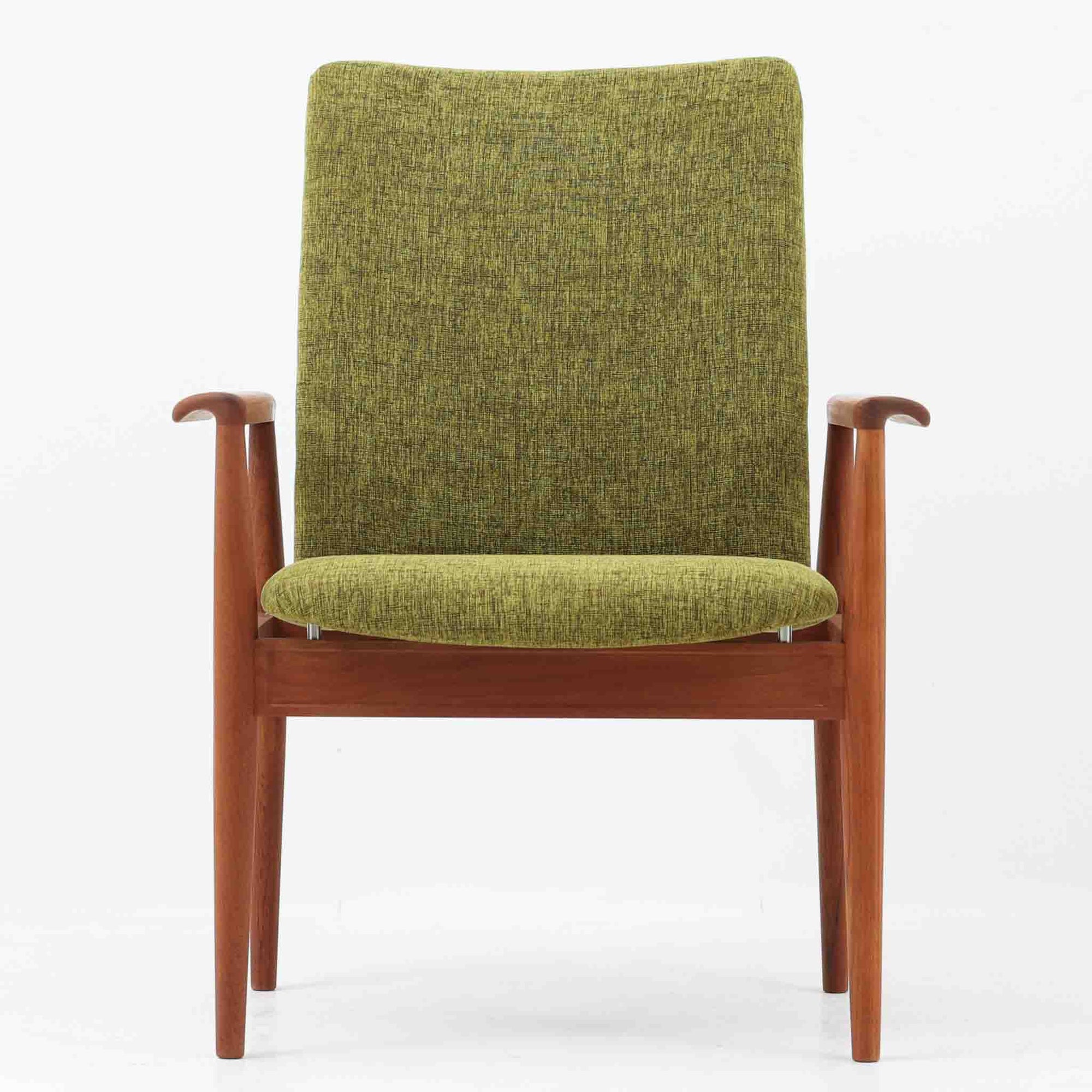 フィン・ユールがデザインし、France &amp; Sonが製造した「Diplomat Chair」のハイバックモデルです。チーク材ならではの美しい木目と、緩やかな曲線を描くハイバックが調和し、軽快なフレーム構成の中に優れた座り心地を実現しています。特徴的なアームや細身の脚部にはフィン・ユールらしい有機的なデザインが息づき、長時間でもゆったりと寛げる一脚です。リビングや書斎のラウンジチェアとして空間に上質なアクセントを添え、北欧ビンテージならではの風格と経年変化の魅力を存分に味わえます。
