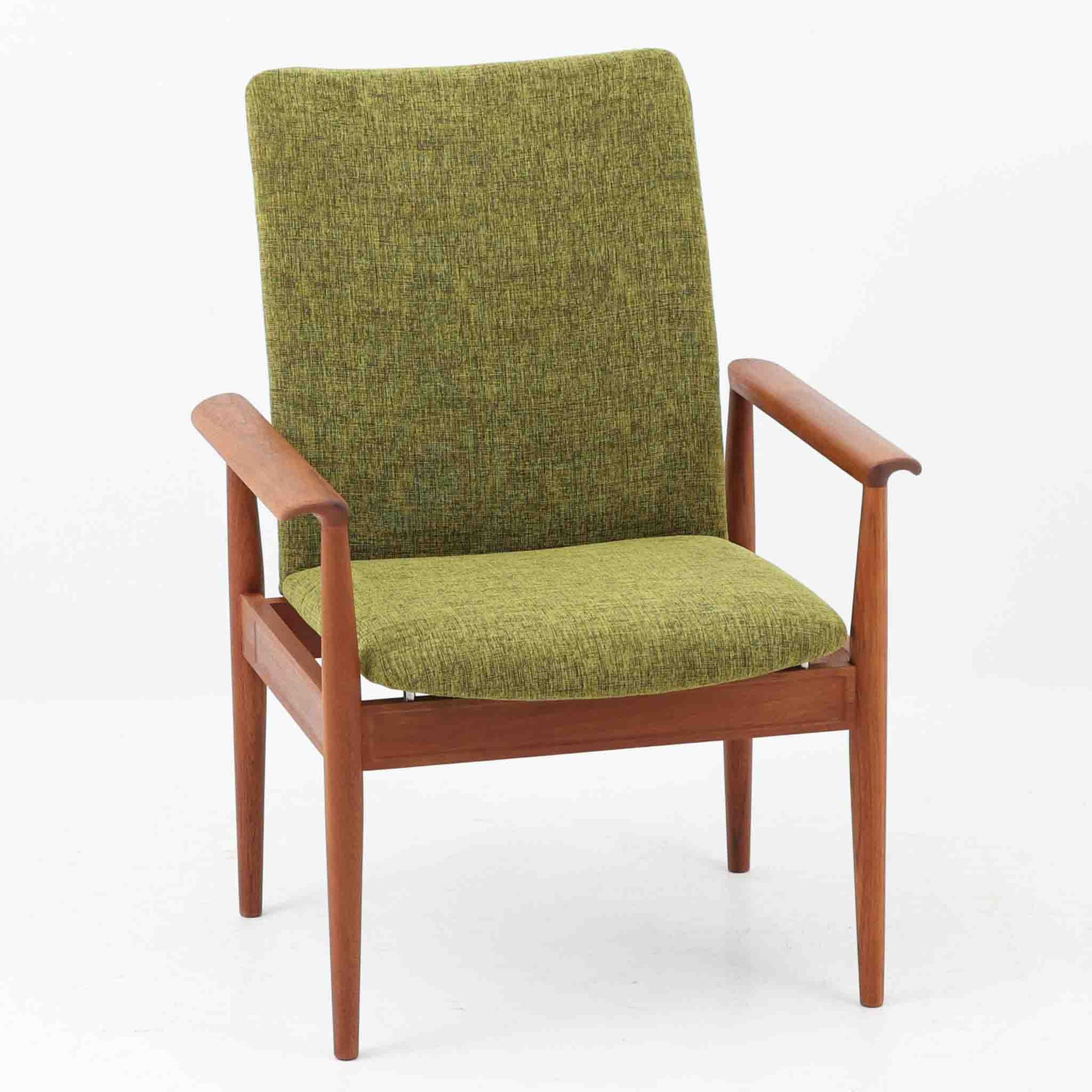 フィン・ユールがデザインし、France &amp; Sonが製造した「Diplomat Chair」のハイバックモデルです。チーク材ならではの美しい木目と、緩やかな曲線を描くハイバックが調和し、軽快なフレーム構成の中に優れた座り心地を実現しています。特徴的なアームや細身の脚部にはフィン・ユールらしい有機的なデザインが息づき、長時間でもゆったりと寛げる一脚です。リビングや書斎のラウンジチェアとして空間に上質なアクセントを添え、北欧ビンテージならではの風格と経年変化の魅力を存分に味わえます。