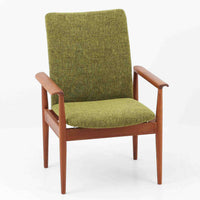 フィン・ユールがデザインし、France & Sonが製造した「Diplomat Chair」のハイバックモデルです。チーク材ならではの美しい木目と、緩やかな曲線を描くハイバックが調和し、軽快なフレーム構成の中に優れた座り心地を実現しています。特徴的なアームや細身の脚部にはフィン・ユールらしい有機的なデザインが息づき、長時間でもゆったりと寛げる一脚です。リビングや書斎のラウンジチェアとして空間に上質なアクセントを添え、北欧ビンテージならではの風格と経年変化の魅力を存分に味わえます。