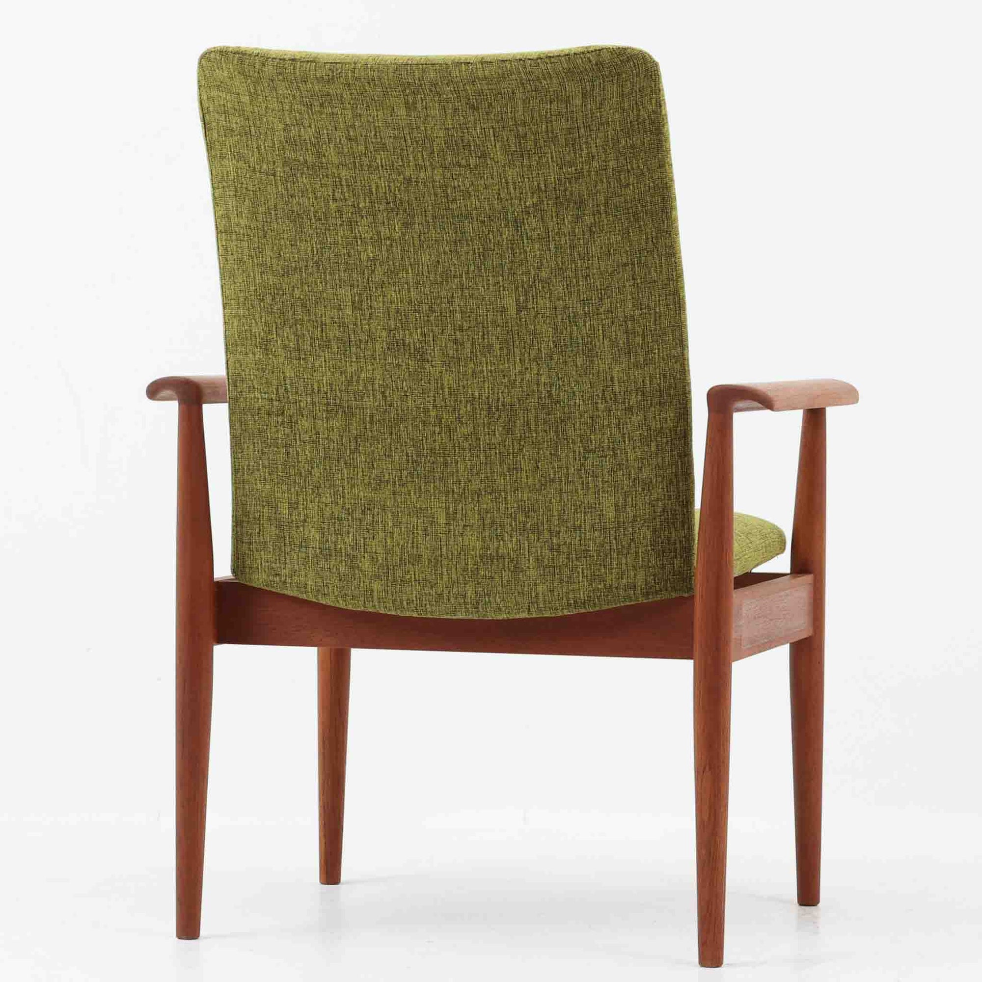 フィン・ユールがデザインし、France &amp; Sonが製造した「Diplomat Chair」のハイバックモデルです。チーク材ならではの美しい木目と、緩やかな曲線を描くハイバックが調和し、軽快なフレーム構成の中に優れた座り心地を実現しています。特徴的なアームや細身の脚部にはフィン・ユールらしい有機的なデザインが息づき、長時間でもゆったりと寛げる一脚です。リビングや書斎のラウンジチェアとして空間に上質なアクセントを添え、北欧ビンテージならではの風格と経年変化の魅力を存分に味わえます。