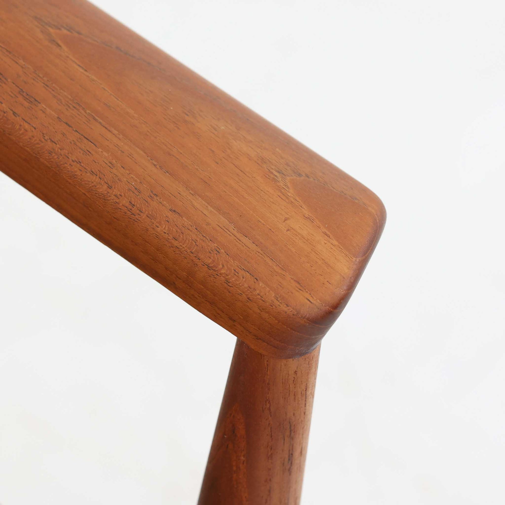 フィン・ユールがデザインし、France &amp; Sonが製造した「Diplomat Chair」のハイバックモデルです。チーク材ならではの美しい木目と、緩やかな曲線を描くハイバックが調和し、軽快なフレーム構成の中に優れた座り心地を実現しています。特徴的なアームや細身の脚部にはフィン・ユールらしい有機的なデザインが息づき、長時間でもゆったりと寛げる一脚です。リビングや書斎のラウンジチェアとして空間に上質なアクセントを添え、北欧ビンテージならではの風格と経年変化の魅力を存分に味わえます。