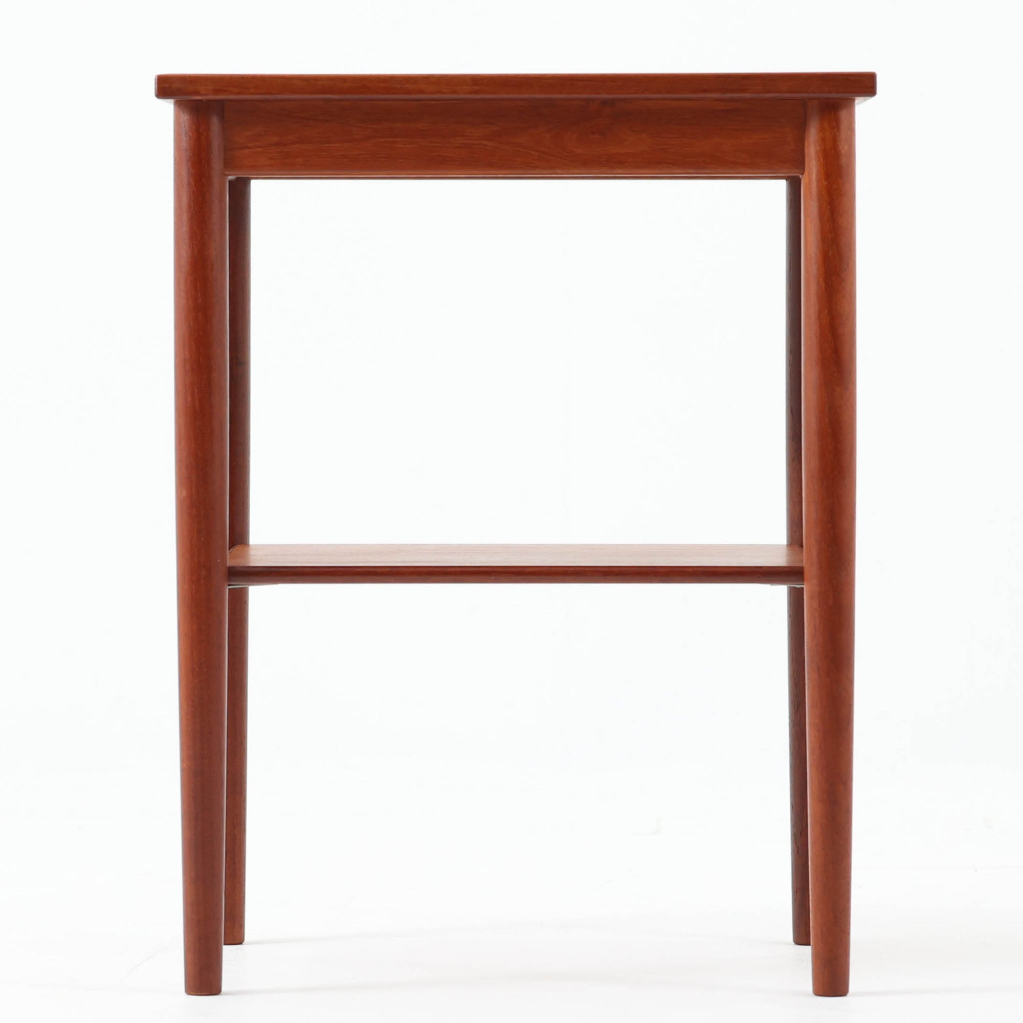 Borge Mogensenがデザインし、Soborg Moblerが製作したサイドテーブルです。チーク材の温かみあるフレームにラミネート天板を組み合わせた実用性の高い構成が特徴で、耐久性に優れ日常使いにも適しています。天板下には収納棚が設けられ、雑誌や小物をすっきりと整理可能。丸みを帯びた脚部と端正なフォルムが北欧らしい落ち着いた雰囲気を演出し、ソファ横やベッドサイドなど多用途に活躍します。経年により深みを増した素材感がビンテージならではの魅力を引き立てる一台です。