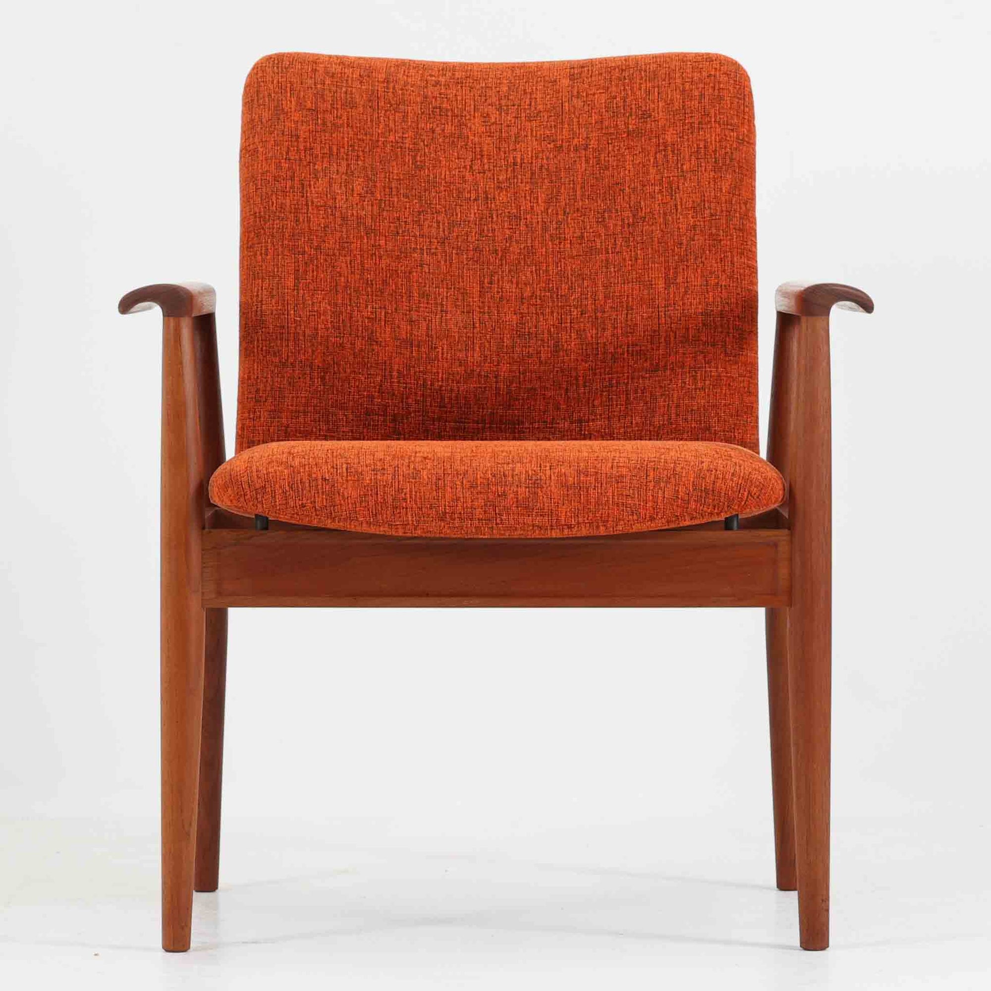 フィン・ユールがデザインし、France &amp; Sonが製造した「Diplomat Chair」の北欧ビンテージ品です。チーク材のフレームは、先端を緩やかに削り込んだアームや細身の脚部に繊細な造形美が表れ、背と座のクッションを軽やかに支える構成が特徴です。包み込むような背もたれと広めの座面により、ダイニングはもちろん書斎やリビングのパーソナルチェアとしても活躍します。経年によって深まった木部の色艶と、名作ならではの端正な存在感を楽しめる一脚です。