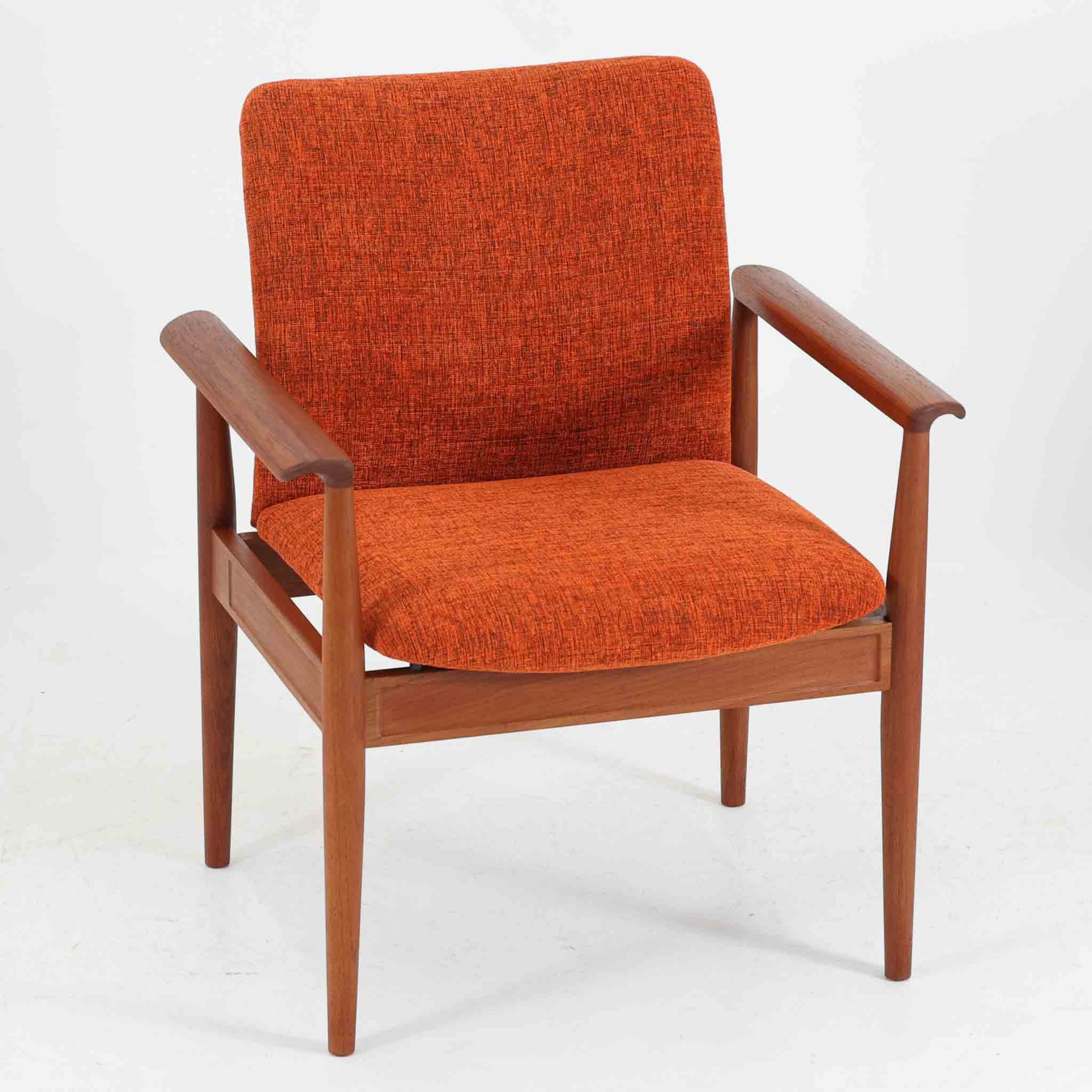 フィン・ユールがデザインし、France &amp; Sonが製造した「Diplomat Chair」の北欧ビンテージ品です。チーク材のフレームは、先端を緩やかに削り込んだアームや細身の脚部に繊細な造形美が表れ、背と座のクッションを軽やかに支える構成が特徴です。包み込むような背もたれと広めの座面により、ダイニングはもちろん書斎やリビングのパーソナルチェアとしても活躍します。経年によって深まった木部の色艶と、名作ならではの端正な存在感を楽しめる一脚です。