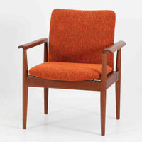 フィン・ユールがデザインし、France & Sonが製造した「Diplomat Chair」の北欧ビンテージ品です。チーク材のフレームは、先端を緩やかに削り込んだアームや細身の脚部に繊細な造形美が表れ、背と座のクッションを軽やかに支える構成が特徴です。包み込むような背もたれと広めの座面により、ダイニングはもちろん書斎やリビングのパーソナルチェアとしても活躍します。経年によって深まった木部の色艶と、名作ならではの端正な存在感を楽しめる一脚です。