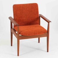 フィン・ユールがデザインし、France & Sonが製造した「Diplomat Chair」の北欧ビンテージ品です。チーク材のフレームは、先端を緩やかに削り込んだアームや細身の脚部に繊細な造形美が表れ、背と座のクッションを軽やかに支える構成が特徴です。包み込むような背もたれと広めの座面により、ダイニングはもちろん書斎やリビングのパーソナルチェアとしても活躍します。経年によって深まった木部の色艶と、名作ならではの端正な存在感を楽しめる一脚です。