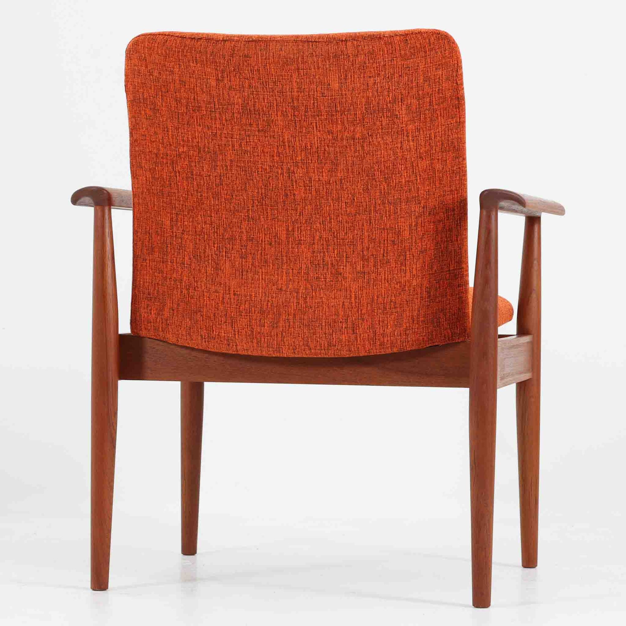 フィン・ユールがデザインし、France &amp; Sonが製造した「Diplomat Chair」の北欧ビンテージ品です。チーク材のフレームは、先端を緩やかに削り込んだアームや細身の脚部に繊細な造形美が表れ、背と座のクッションを軽やかに支える構成が特徴です。包み込むような背もたれと広めの座面により、ダイニングはもちろん書斎やリビングのパーソナルチェアとしても活躍します。経年によって深まった木部の色艶と、名作ならではの端正な存在感を楽しめる一脚です。