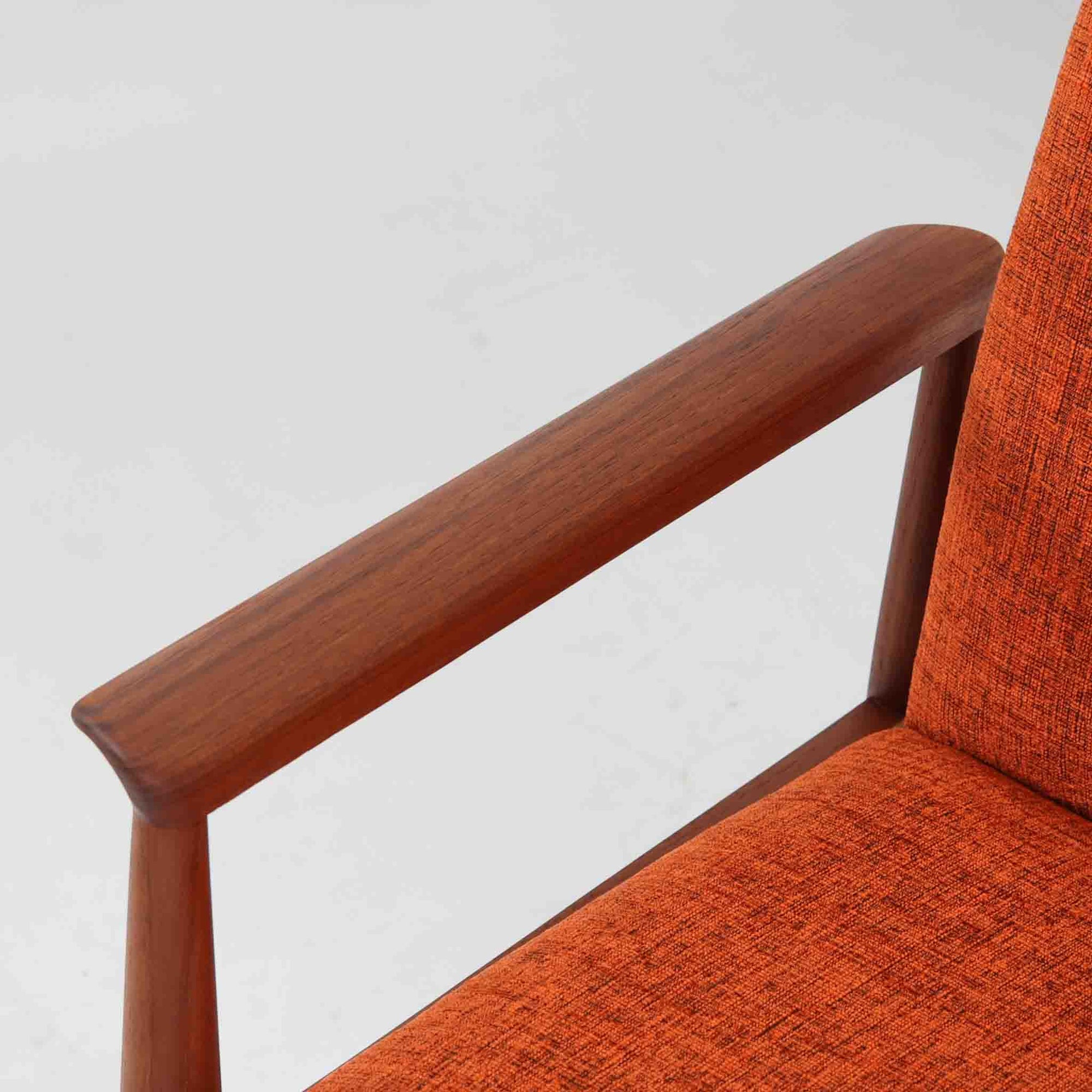 フィン・ユールがデザインし、France &amp; Sonが製造した「Diplomat Chair」の北欧ビンテージ品です。チーク材のフレームは、先端を緩やかに削り込んだアームや細身の脚部に繊細な造形美が表れ、背と座のクッションを軽やかに支える構成が特徴です。包み込むような背もたれと広めの座面により、ダイニングはもちろん書斎やリビングのパーソナルチェアとしても活躍します。経年によって深まった木部の色艶と、名作ならではの端正な存在感を楽しめる一脚です。
