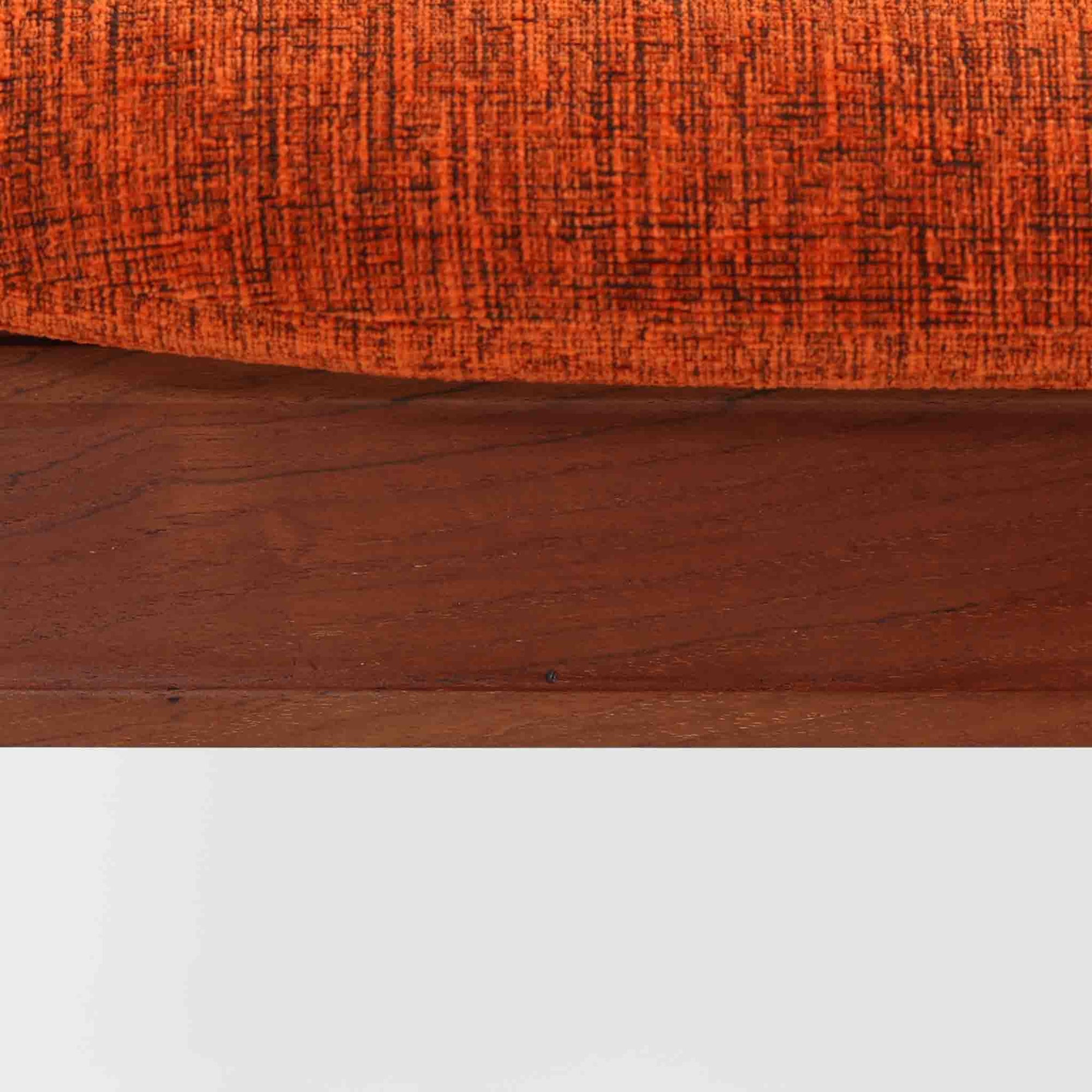 フィン・ユールがデザインし、France &amp; Sonが製造した「Diplomat Chair」の北欧ビンテージ品です。チーク材のフレームは、先端を緩やかに削り込んだアームや細身の脚部に繊細な造形美が表れ、背と座のクッションを軽やかに支える構成が特徴です。包み込むような背もたれと広めの座面により、ダイニングはもちろん書斎やリビングのパーソナルチェアとしても活躍します。経年によって深まった木部の色艶と、名作ならではの端正な存在感を楽しめる一脚です。