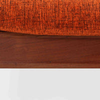 フィン・ユールがデザインし、France & Sonが製造した「Diplomat Chair」の北欧ビンテージ品です。チーク材のフレームは、先端を緩やかに削り込んだアームや細身の脚部に繊細な造形美が表れ、背と座のクッションを軽やかに支える構成が特徴です。包み込むような背もたれと広めの座面により、ダイニングはもちろん書斎やリビングのパーソナルチェアとしても活躍します。経年によって深まった木部の色艶と、名作ならではの端正な存在感を楽しめる一脚です。