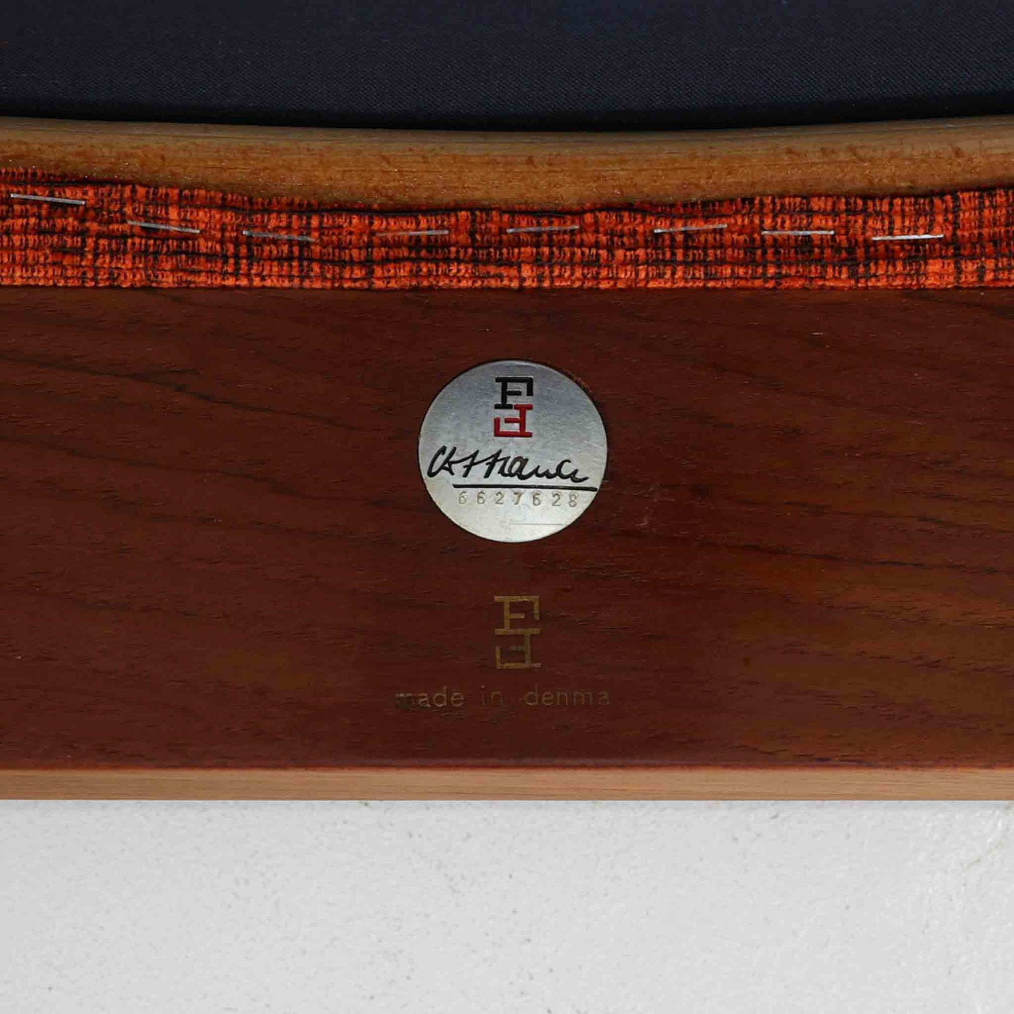 フィン・ユールがデザインし、France &amp; Sonが製造した「Diplomat Chair」の北欧ビンテージ品です。チーク材のフレームは、先端を緩やかに削り込んだアームや細身の脚部に繊細な造形美が表れ、背と座のクッションを軽やかに支える構成が特徴です。包み込むような背もたれと広めの座面により、ダイニングはもちろん書斎やリビングのパーソナルチェアとしても活躍します。経年によって深まった木部の色艶と、名作ならではの端正な存在感を楽しめる一脚です。