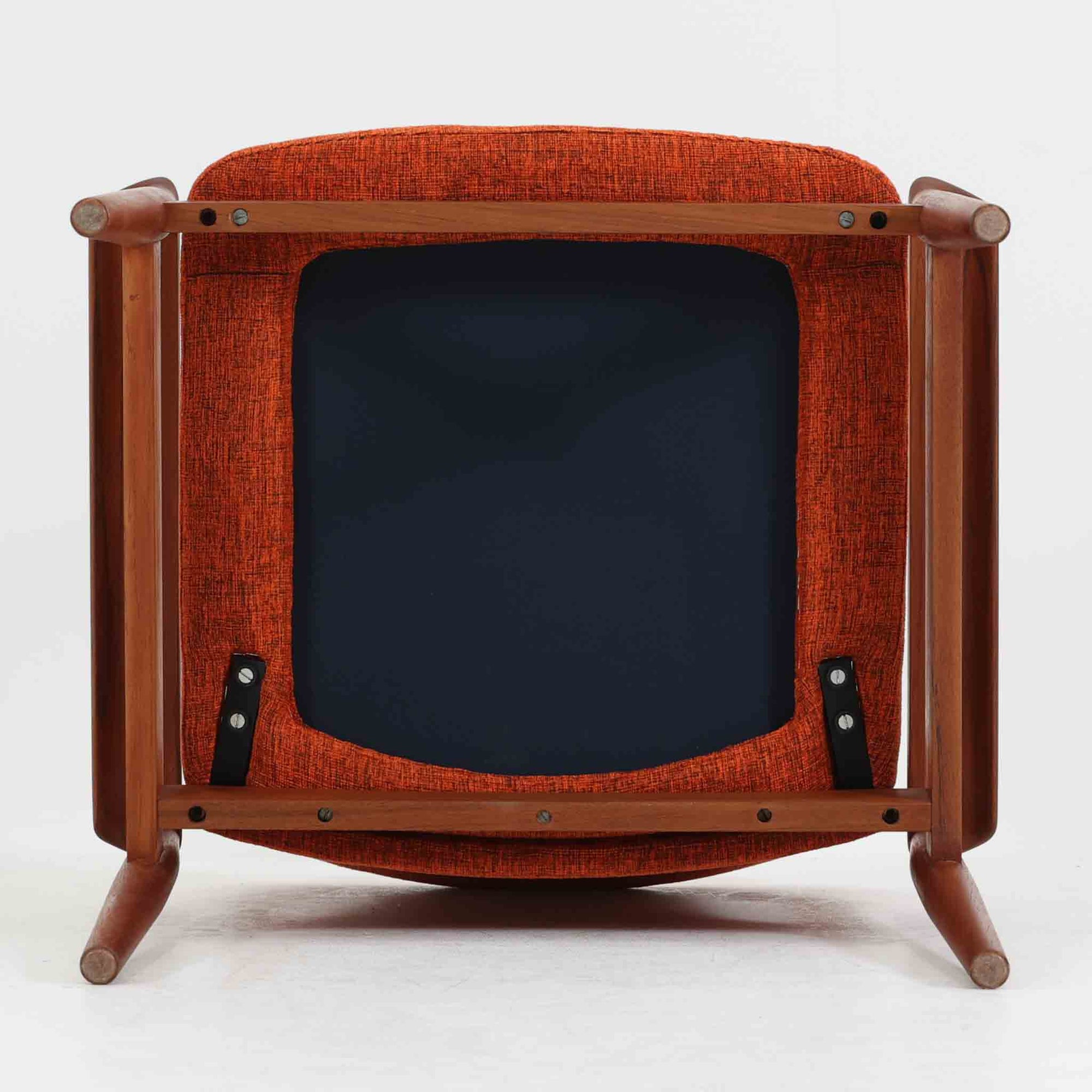 フィン・ユールがデザインし、France &amp; Sonが製造した「Diplomat Chair」の北欧ビンテージ品です。チーク材のフレームは、先端を緩やかに削り込んだアームや細身の脚部に繊細な造形美が表れ、背と座のクッションを軽やかに支える構成が特徴です。包み込むような背もたれと広めの座面により、ダイニングはもちろん書斎やリビングのパーソナルチェアとしても活躍します。経年によって深まった木部の色艶と、名作ならではの端正な存在感を楽しめる一脚です。