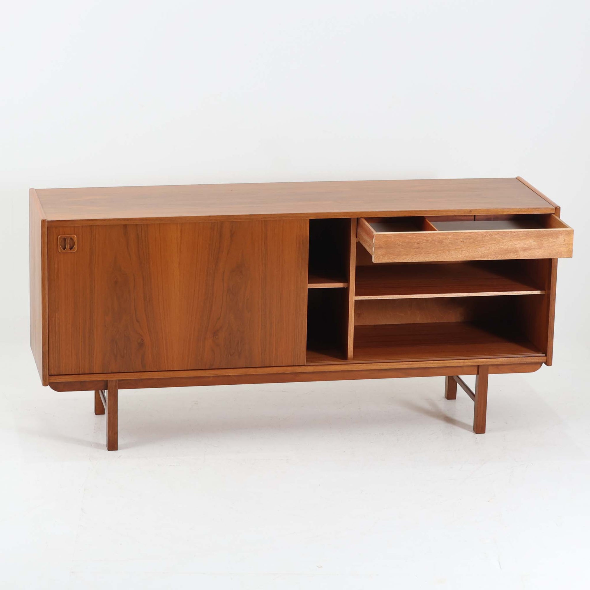 1960～70年代頃のオールドIKEAによる北欧ビンテージのサイドボードです。美しい木目を持つチーク材を使用し、すっきりとした直線的なフォルムと細身の脚部が軽やかな印象を演出します。左右の引き戸収納に加え、小引き出しや可動棚を備えた実用的な内部構造で、食器やリビング小物、オーディオ機器まで用途に合わせて整理しやすい設計です。シンプルながら細部まで丁寧に作り込まれた佇まいは、現代のIKEAとは異なるオールドIKEAならではの魅力を感じさせ、経年変化による深みも楽しめる一台です。