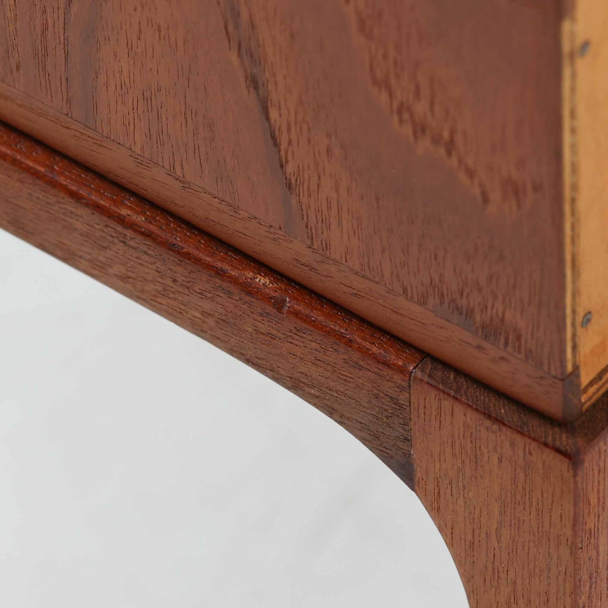 Kai Kristiansenがデザインし、Aksel Kjersgaardが手掛けたNo.383 サイドテーブルです。チーク材の美しい木目と経年により深みを増した色合いが魅力で、天板下に設けられたオープンスペースが軽やかな印象と実用性を兼ね備えています。脚部は内側に滑らかな曲線で接合されており、シンプルながらも洗練された構造美が際立つ一台。ソファサイドやベッドサイドでの使用はもちろん、雑誌や小物をすっきりと収める収納としても活躍します。北欧ビンテージならではの丁寧な木工技術と希少性を感じられる逸品です。