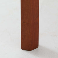 Kai Kristiansenがデザインし、Aksel Kjersgaardが手掛けたNo.383 サイドテーブルです。チーク材の美しい木目と経年により深みを増した色合いが魅力で、天板下に設けられたオープンスペースが軽やかな印象と実用性を兼ね備えています。脚部は内側に滑らかな曲線で接合されており、シンプルながらも洗練された構造美が際立つ一台。ソファサイドやベッドサイドでの使用はもちろん、雑誌や小物をすっきりと収める収納としても活躍します。北欧ビンテージならではの丁寧な木工技術と希少性を感じられる逸品です。