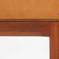 Kai Kristiansenがデザインし、Aksel Kjersgaardが手掛けたNo.383 サイドテーブルです。チーク材の美しい木目と経年により深みを増した色合いが魅力で、天板下に設けられたオープンスペースが軽やかな印象と実用性を兼ね備えています。脚部は内側に滑らかな曲線で接合されており、シンプルながらも洗練された構造美が際立つ一台。ソファサイドやベッドサイドでの使用はもちろん、雑誌や小物をすっきりと収める収納としても活躍します。北欧ビンテージならではの丁寧な木工技術と希少性を感じられる逸品です。