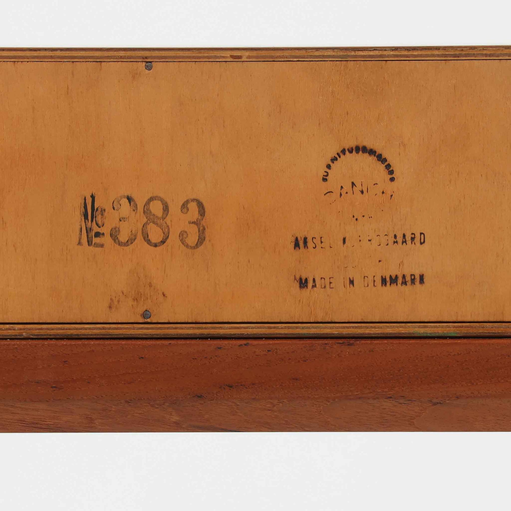 Kai Kristiansenがデザインし、Aksel Kjersgaardが手掛けたNo.383 サイドテーブルです。チーク材の美しい木目と経年により深みを増した色合いが魅力で、天板下に設けられたオープンスペースが軽やかな印象と実用性を兼ね備えています。脚部は内側に滑らかな曲線で接合されており、シンプルながらも洗練された構造美が際立つ一台。ソファサイドやベッドサイドでの使用はもちろん、雑誌や小物をすっきりと収める収納としても活躍します。北欧ビンテージならではの丁寧な木工技術と希少性を感じられる逸品です。