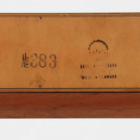 Kai Kristiansenがデザインし、Aksel Kjersgaardが手掛けたNo.383 サイドテーブルです。チーク材の美しい木目と経年により深みを増した色合いが魅力で、天板下に設けられたオープンスペースが軽やかな印象と実用性を兼ね備えています。脚部は内側に滑らかな曲線で接合されており、シンプルながらも洗練された構造美が際立つ一台。ソファサイドやベッドサイドでの使用はもちろん、雑誌や小物をすっきりと収める収納としても活躍します。北欧ビンテージならではの丁寧な木工技術と希少性を感じられる逸品です。