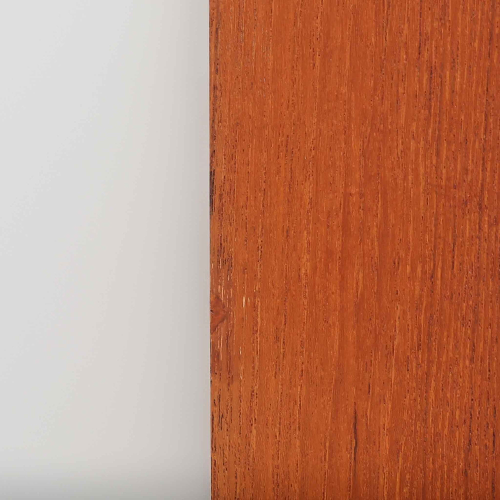 Hans J. Wegnerがデザインし、Ry Moblerが製作したディスプレイシェルフです。美しい木目をもつチーク材を主体に、内部や構造部にはオーク材、金具には真鍮を組み合わせた上質なつくりが魅力。上部のオープン棚は飾り棚として器やオブジェ、本を美しく見せ、下部の開き戸収納は細かい日用品や書類をすっきり隠して収納できます。直線的で端正なフォルムの中に、ウェグナーらしい丁寧な木工技術と素材の美しさが息づき、経年で深みを増した色艶が空間に格別の存在感を添える一品です。リビングや書斎、ショップ什器としてもおすすめです。