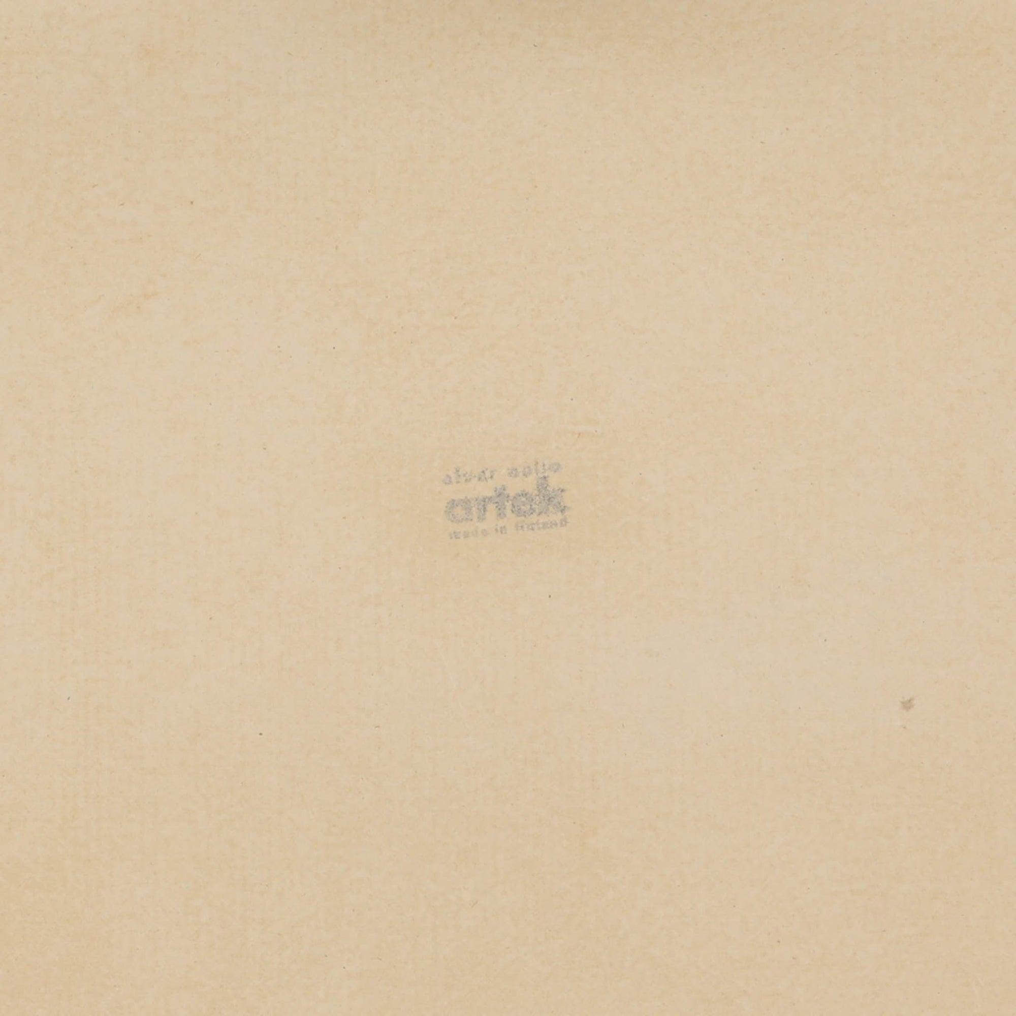 Alvar Aaltoがデザインし、Artekより製作された「81C」ダイニングテーブルです。バーチ材を用いたフレームに、天板には落ち着いた質感のリノリウムを組み合わせたシンプルで機能的なデザインが特徴。脚部にはアアルトを象徴するL字型の曲木構造が採用されており、軽やかで柔らかな印象を与えます。幅75cmの正方形サイズはダイニングはもちろんワークテーブルとしても使いやすく、日常の空間に北欧デザインの美しさと実用性をもたらすビンテージ家具です。本個体は、脚部の5枚レイヤー構造、1973年以降に採用されたプラスネジ、および天板裏の3段構成スタンプの仕様から、1973年～1990年代始めに掛けて製造されたと思われます。