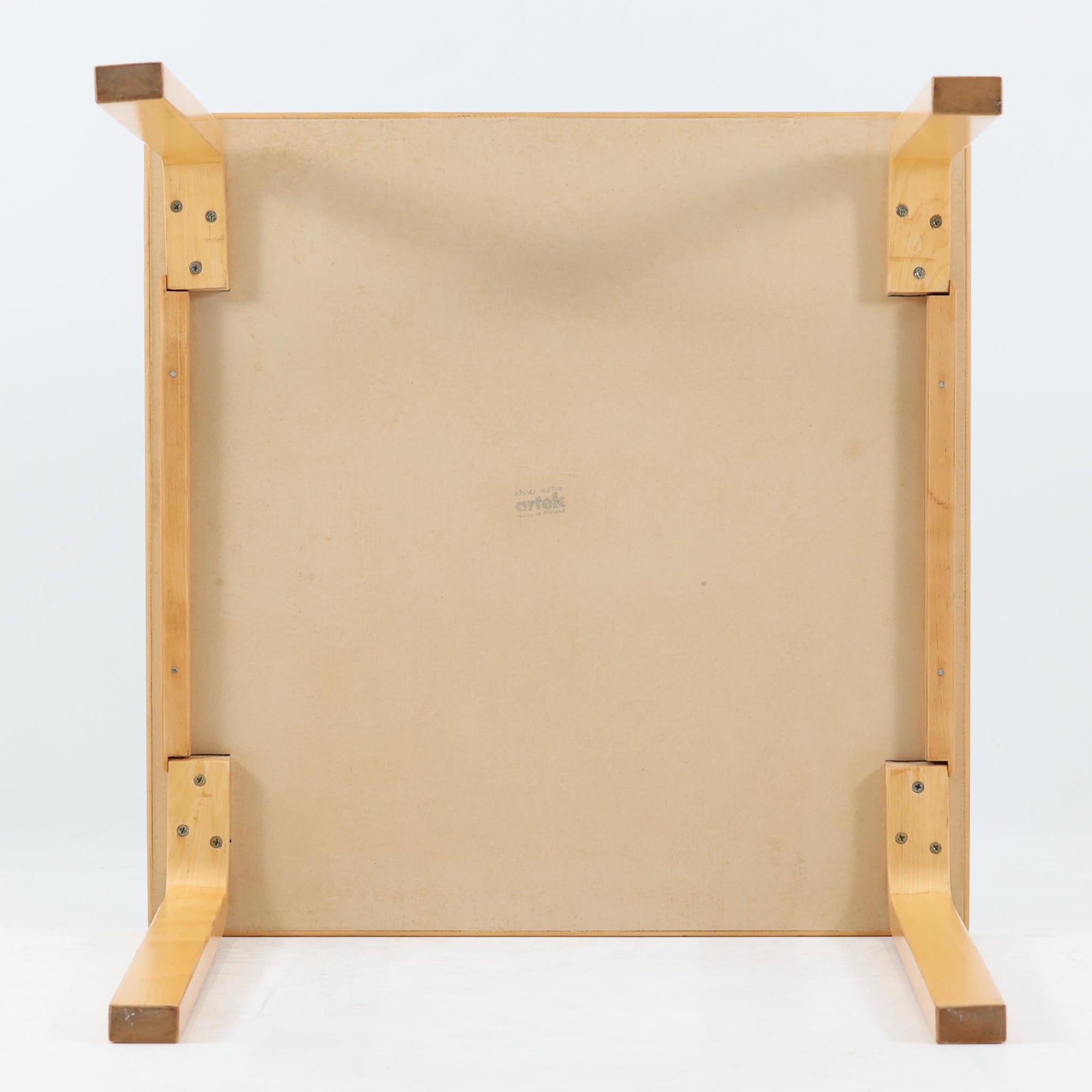 Alvar Aaltoがデザインし、Artekより製作された「81C」ダイニングテーブルです。バーチ材を用いたフレームに、天板には落ち着いた質感のリノリウムを組み合わせたシンプルで機能的なデザインが特徴。脚部にはアアルトを象徴するL字型の曲木構造が採用されており、軽やかで柔らかな印象を与えます。幅75cmの正方形サイズはダイニングはもちろんワークテーブルとしても使いやすく、日常の空間に北欧デザインの美しさと実用性をもたらすビンテージ家具です。本個体は、脚部の5枚レイヤー構造、1973年以降に採用されたプラスネジ、および天板裏の3段構成スタンプの仕様から、1973年～1990年代始めに掛けて製造されたと思われます。