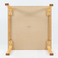 Alvar Aaltoがデザインし、Artekより製作された「81C」ダイニングテーブルです。バーチ材を用いたフレームに、天板には落ち着いた質感のリノリウムを組み合わせたシンプルで機能的なデザインが特徴。脚部にはアアルトを象徴するL字型の曲木構造が採用されており、軽やかで柔らかな印象を与えます。幅75cmの正方形サイズはダイニングはもちろんワークテーブルとしても使いやすく、日常の空間に北欧デザインの美しさと実用性をもたらすビンテージ家具です。本個体は、脚部の5枚レイヤー構造、1973年以降に採用されたプラスネジ、および天板裏の3段構成スタンプの仕様から、1973年～1990年代始めに掛けて製造されたと思われます。