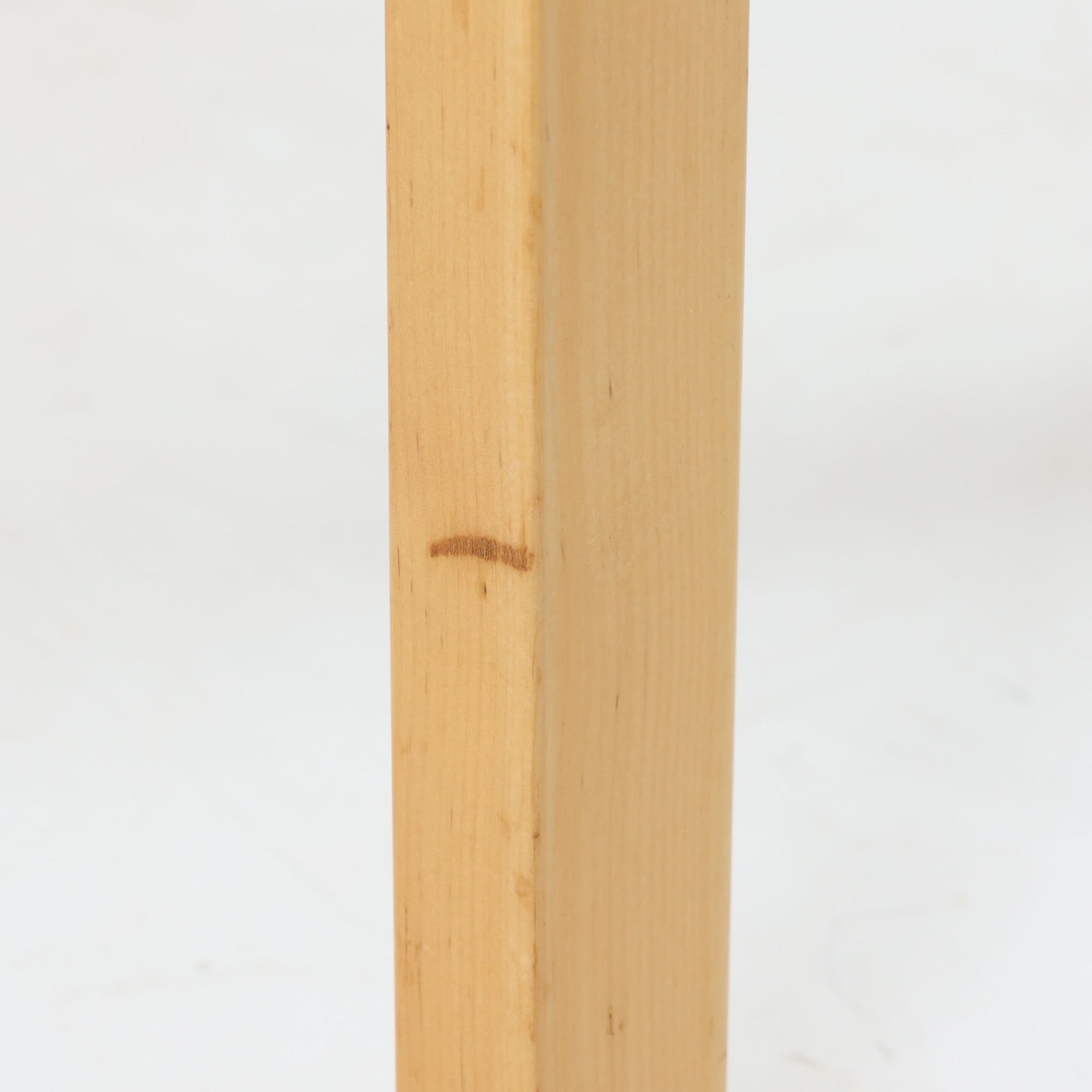 Alvar Aaltoがデザインし、Artekより製作された「81C」ダイニングテーブルです。バーチ材を用いたフレームに、天板には落ち着いた質感のリノリウムを組み合わせたシンプルで機能的なデザインが特徴。脚部にはアアルトを象徴するL字型の曲木構造が採用されており、軽やかで柔らかな印象を与えます。幅75cmの正方形サイズはダイニングはもちろんワークテーブルとしても使いやすく、日常の空間に北欧デザインの美しさと実用性をもたらすビンテージ家具です。本個体は、脚部の5枚レイヤー構造、1973年以降に採用されたプラスネジ、および天板裏の3段構成スタンプの仕様から、1973年～1990年代始めに掛けて製造されたと思われます。