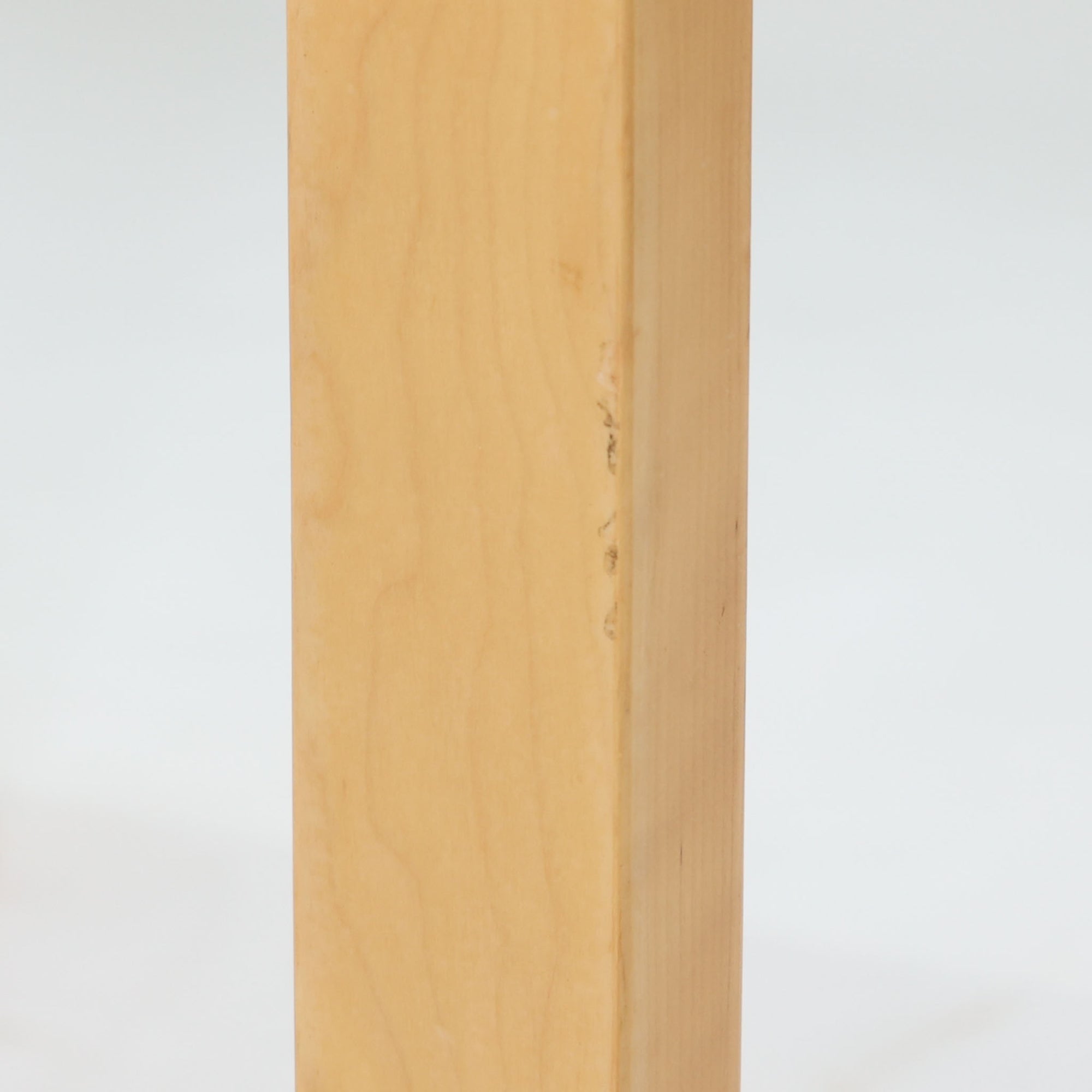 Alvar Aaltoがデザインし、Artekより製作された「81C」ダイニングテーブルです。バーチ材を用いたフレームに、天板には落ち着いた質感のリノリウムを組み合わせたシンプルで機能的なデザインが特徴。脚部にはアアルトを象徴するL字型の曲木構造が採用されており、軽やかで柔らかな印象を与えます。幅75cmの正方形サイズはダイニングはもちろんワークテーブルとしても使いやすく、日常の空間に北欧デザインの美しさと実用性をもたらすビンテージ家具です。本個体は、脚部の5枚レイヤー構造、1973年以降に採用されたプラスネジ、および天板裏の3段構成スタンプの仕様から、1973年～1990年代始めに掛けて製造されたと思われます。