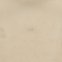 Alvar Aaltoがデザインし、Artekより製作された「81C」ダイニングテーブルです。バーチ材を用いたフレームに、天板には落ち着いた質感のリノリウムを組み合わせたシンプルで機能的なデザインが特徴。脚部にはアアルトを象徴するL字型の曲木構造が採用されており、軽やかで柔らかな印象を与えます。幅75cmの正方形サイズはダイニングはもちろんワークテーブルとしても使いやすく、日常の空間に北欧デザインの美しさと実用性をもたらすビンテージ家具です。本個体は、脚部の5枚レイヤー構造、1973年以降に採用されたプラスネジ、および天板裏の3段構成スタンプの仕様から、1973年～1990年代始めに掛けて製造されたと思われます。