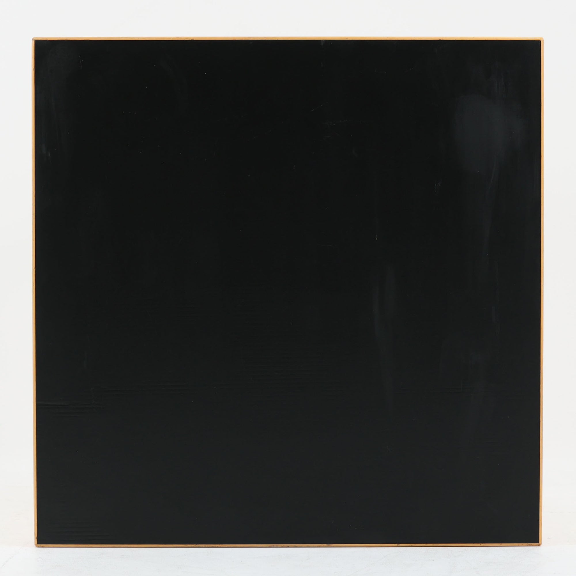 Alvar Aaltoがデザインし、Artekより製作された「81C」ダイニングテーブルです。バーチ材を用いたフレームに、天板には落ち着いた質感のリノリウムを組み合わせたシンプルで機能的なデザインが特徴。脚部にはアアルトを象徴するL字型の曲木構造が採用されており、軽やかで柔らかな印象を与えます。幅75cmの正方形サイズはダイニングはもちろんワークテーブルとしても使いやすく、日常の空間に北欧デザインの美しさと実用性をもたらすビンテージ家具です。本個体は、脚部の5枚レイヤー構造、1973年以降に採用されたプラスネジ、および天板裏の3段構成スタンプの仕様から、1973年～1990年代始めに掛けて製造されたと思われます。