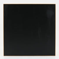 Alvar Aaltoがデザインし、Artekより製作された「81C」ダイニングテーブルです。バーチ材を用いたフレームに、天板には落ち着いた質感のリノリウムを組み合わせたシンプルで機能的なデザインが特徴。脚部にはアアルトを象徴するL字型の曲木構造が採用されており、軽やかで柔らかな印象を与えます。幅75cmの正方形サイズはダイニングはもちろんワークテーブルとしても使いやすく、日常の空間に北欧デザインの美しさと実用性をもたらすビンテージ家具です。本個体は、脚部の5枚レイヤー構造、1973年以降に採用されたプラスネジ、および天板裏の3段構成スタンプの仕様から、1973年～1990年代始めに掛けて製造されたと思われます。