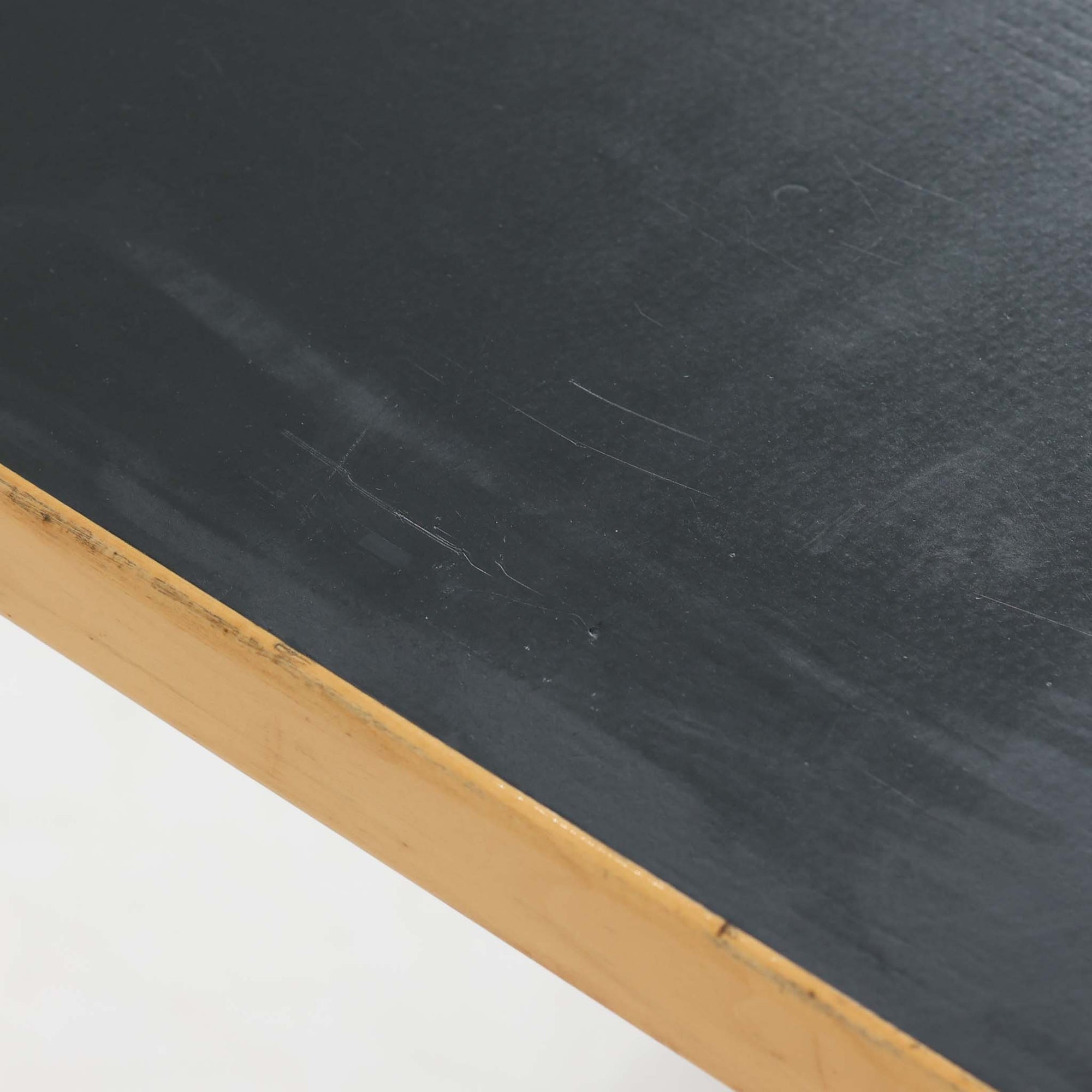 Alvar Aaltoがデザインし、Artekより製作された「81C」ダイニングテーブルです。バーチ材を用いたフレームに、天板には落ち着いた質感のリノリウムを組み合わせたシンプルで機能的なデザインが特徴。脚部にはアアルトを象徴するL字型の曲木構造が採用されており、軽やかで柔らかな印象を与えます。幅75cmの正方形サイズはダイニングはもちろんワークテーブルとしても使いやすく、日常の空間に北欧デザインの美しさと実用性をもたらすビンテージ家具です。本個体は、脚部の5枚レイヤー構造、1973年以降に採用されたプラスネジ、および天板裏の3段構成スタンプの仕様から、1973年～1990年代始めに掛けて製造されたと思われます。