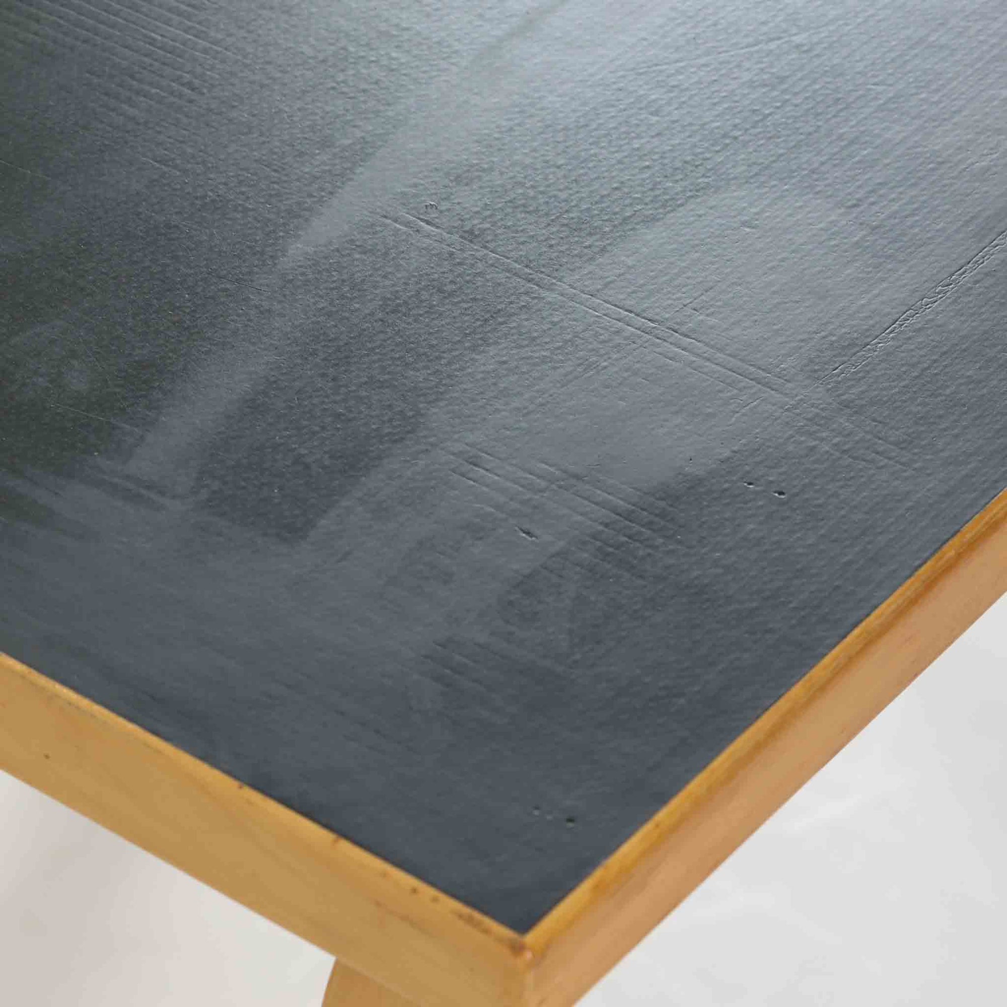 Alvar Aaltoがデザインし、Artekより製作された「81C」ダイニングテーブルです。バーチ材を用いたフレームに、天板には落ち着いた質感のリノリウムを組み合わせたシンプルで機能的なデザインが特徴。脚部にはアアルトを象徴するL字型の曲木構造が採用されており、軽やかで柔らかな印象を与えます。幅75cmの正方形サイズはダイニングはもちろんワークテーブルとしても使いやすく、日常の空間に北欧デザインの美しさと実用性をもたらすビンテージ家具です。本個体は、脚部の5枚レイヤー構造、1973年以降に採用されたプラスネジ、および天板裏の3段構成スタンプの仕様から、1973年～1990年代始めに掛けて製造されたと思われます。