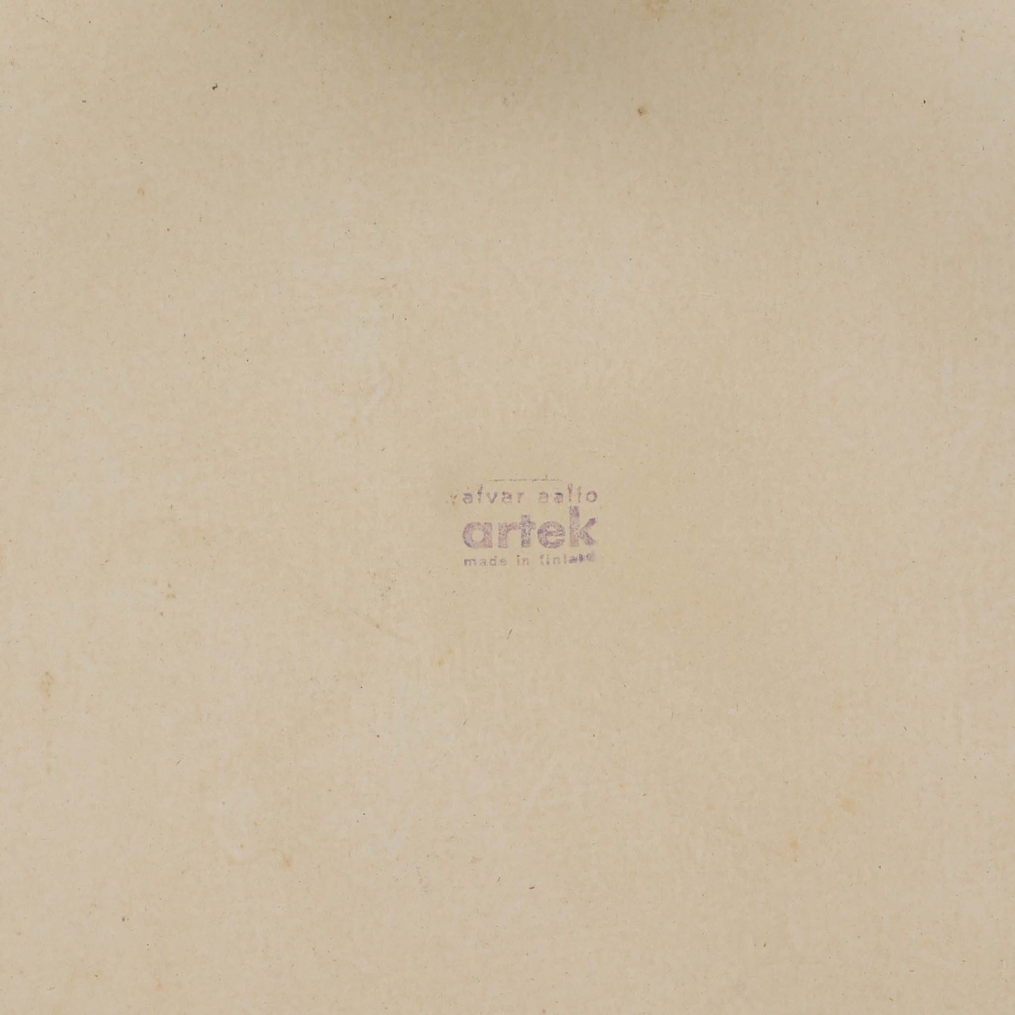 Alvar Aaltoがデザインし、Artekより製作された「81C」ダイニングテーブルです。バーチ材を用いたフレームに、天板には落ち着いた質感のリノリウムを組み合わせたシンプルで機能的なデザインが特徴。脚部にはアアルトを象徴するL字型の曲木構造が採用されており、軽やかで柔らかな印象を与えます。幅75cmの正方形サイズはダイニングはもちろんワークテーブルとしても使いやすく、日常の空間に北欧デザインの美しさと実用性をもたらすビンテージ家具です。本個体は、脚部の5枚レイヤー構造、1973年以降に採用されたプラスネジ、および天板裏の3段構成スタンプの仕様から、1973年～1990年代始めに掛けて製造されたと思われます。