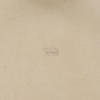 Alvar Aaltoがデザインし、Artekより製作された「81C」ダイニングテーブルです。バーチ材を用いたフレームに、天板には落ち着いた質感のリノリウムを組み合わせたシンプルで機能的なデザインが特徴。脚部にはアアルトを象徴するL字型の曲木構造が採用されており、軽やかで柔らかな印象を与えます。幅75cmの正方形サイズはダイニングはもちろんワークテーブルとしても使いやすく、日常の空間に北欧デザインの美しさと実用性をもたらすビンテージ家具です。本個体は、脚部の5枚レイヤー構造、1973年以降に採用されたプラスネジ、および天板裏の3段構成スタンプの仕様から、1973年～1990年代始めに掛けて製造されたと思われます。