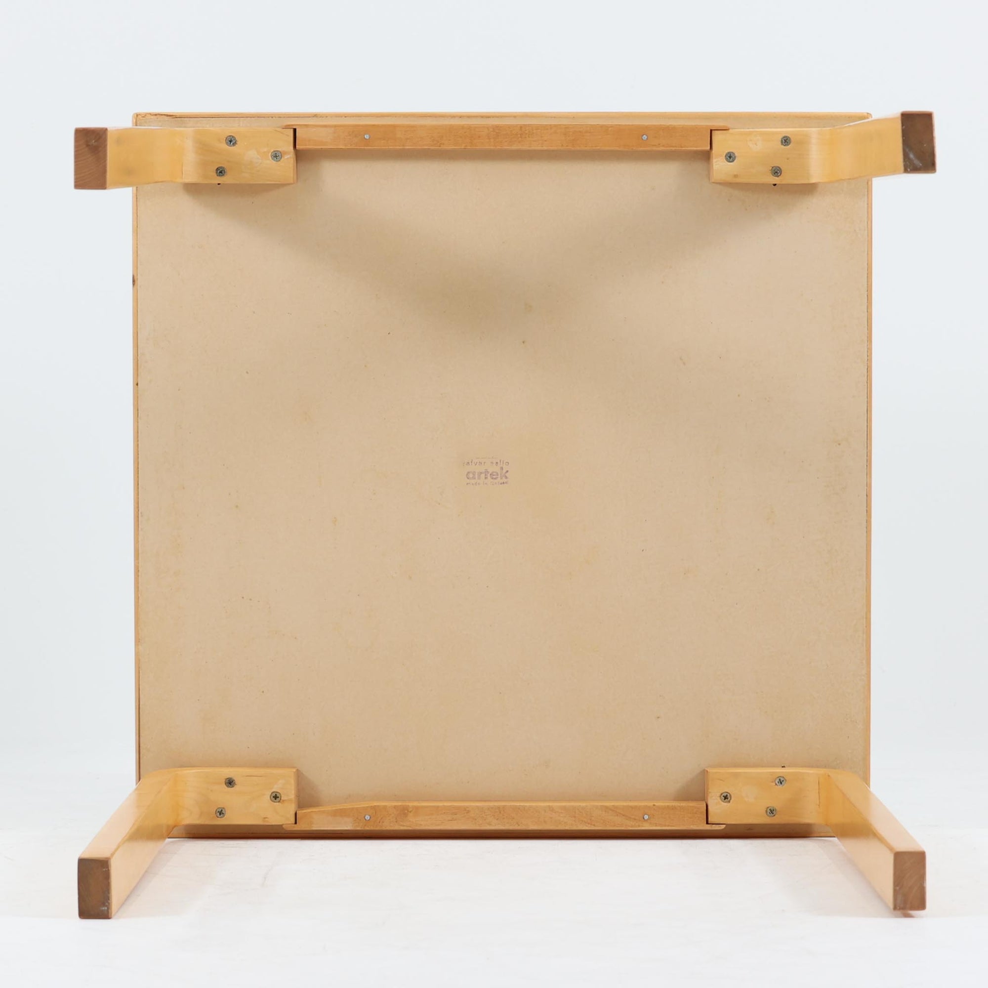 Alvar Aaltoがデザインし、Artekより製作された「81C」ダイニングテーブルです。バーチ材を用いたフレームに、天板には落ち着いた質感のリノリウムを組み合わせたシンプルで機能的なデザインが特徴。脚部にはアアルトを象徴するL字型の曲木構造が採用されており、軽やかで柔らかな印象を与えます。幅75cmの正方形サイズはダイニングはもちろんワークテーブルとしても使いやすく、日常の空間に北欧デザインの美しさと実用性をもたらすビンテージ家具です。本個体は、脚部の5枚レイヤー構造、1973年以降に採用されたプラスネジ、および天板裏の3段構成スタンプの仕様から、1973年～1990年代始めに掛けて製造されたと思われます。