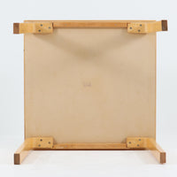 Alvar Aaltoがデザインし、Artekより製作された「81C」ダイニングテーブルです。バーチ材を用いたフレームに、天板には落ち着いた質感のリノリウムを組み合わせたシンプルで機能的なデザインが特徴。脚部にはアアルトを象徴するL字型の曲木構造が採用されており、軽やかで柔らかな印象を与えます。幅75cmの正方形サイズはダイニングはもちろんワークテーブルとしても使いやすく、日常の空間に北欧デザインの美しさと実用性をもたらすビンテージ家具です。本個体は、脚部の5枚レイヤー構造、1973年以降に採用されたプラスネジ、および天板裏の3段構成スタンプの仕様から、1973年～1990年代始めに掛けて製造されたと思われます。