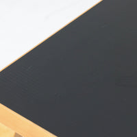 Alvar Aaltoがデザインし、Artekより製作された「81C」ダイニングテーブルです。バーチ材を用いたフレームに、天板には落ち着いた質感のリノリウムを組み合わせたシンプルで機能的なデザインが特徴。脚部にはアアルトを象徴するL字型の曲木構造が採用されており、軽やかで柔らかな印象を与えます。幅75cmの正方形サイズはダイニングはもちろんワークテーブルとしても使いやすく、日常の空間に北欧デザインの美しさと実用性をもたらすビンテージ家具です。本個体は、脚部の5枚レイヤー構造、1973年以降に採用されたプラスネジ、および天板裏の3段構成スタンプの仕様から、1973年～1990年代始めに掛けて製造されたと思われます。