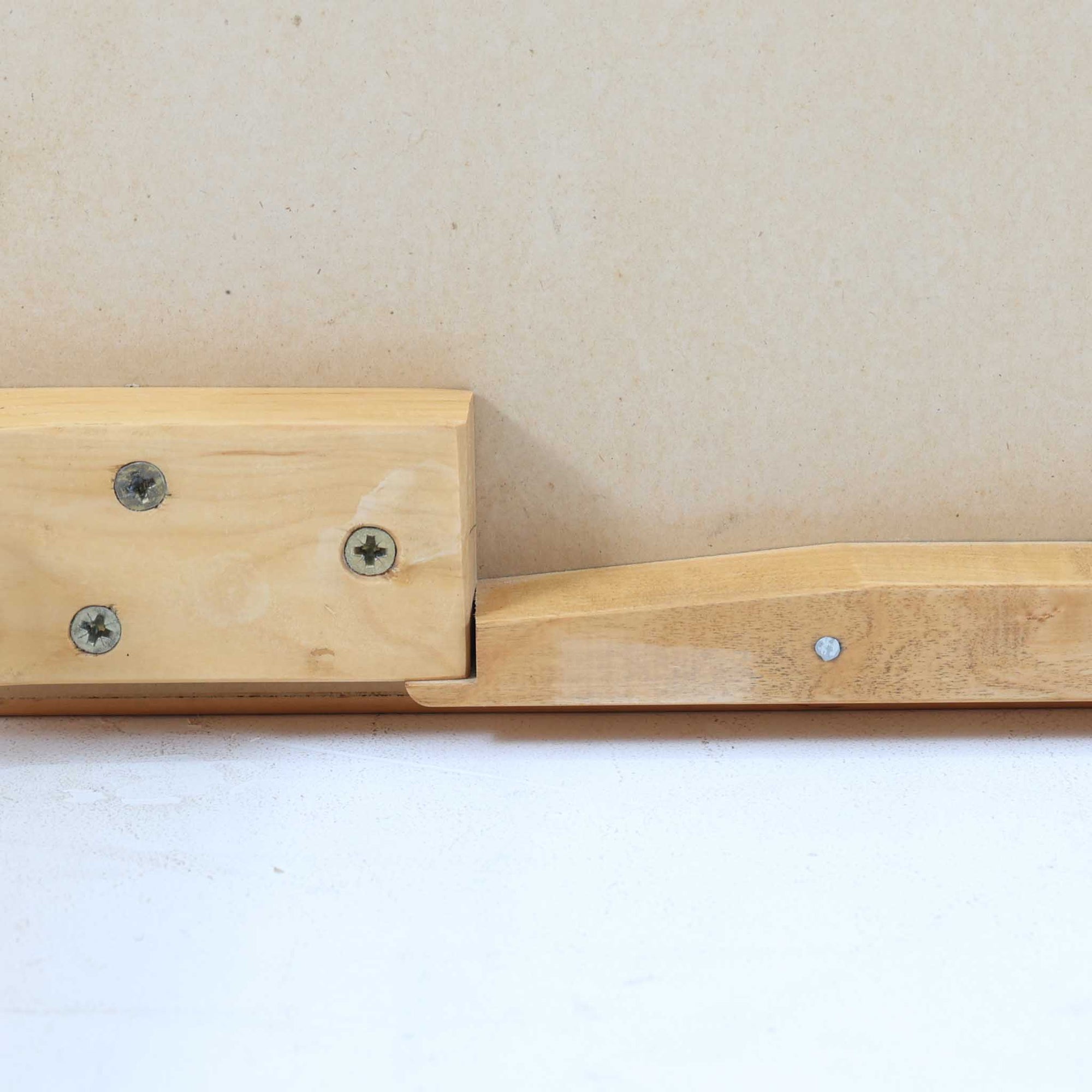 Alvar Aaltoがデザインし、Artekより製作された「81C」ダイニングテーブルです。バーチ材を用いたフレームに、天板には落ち着いた質感のリノリウムを組み合わせたシンプルで機能的なデザインが特徴。脚部にはアアルトを象徴するL字型の曲木構造が採用されており、軽やかで柔らかな印象を与えます。幅75cmの正方形サイズはダイニングはもちろんワークテーブルとしても使いやすく、日常の空間に北欧デザインの美しさと実用性をもたらすビンテージ家具です。本個体は、脚部の5枚レイヤー構造、1973年以降に採用されたプラスネジ、および天板裏の3段構成スタンプの仕様から、1973年～1990年代始めに掛けて製造されたと思われます。