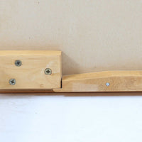 Alvar Aaltoがデザインし、Artekより製作された「81C」ダイニングテーブルです。バーチ材を用いたフレームに、天板には落ち着いた質感のリノリウムを組み合わせたシンプルで機能的なデザインが特徴。脚部にはアアルトを象徴するL字型の曲木構造が採用されており、軽やかで柔らかな印象を与えます。幅75cmの正方形サイズはダイニングはもちろんワークテーブルとしても使いやすく、日常の空間に北欧デザインの美しさと実用性をもたらすビンテージ家具です。本個体は、脚部の5枚レイヤー構造、1973年以降に採用されたプラスネジ、および天板裏の3段構成スタンプの仕様から、1973年～1990年代始めに掛けて製造されたと思われます。