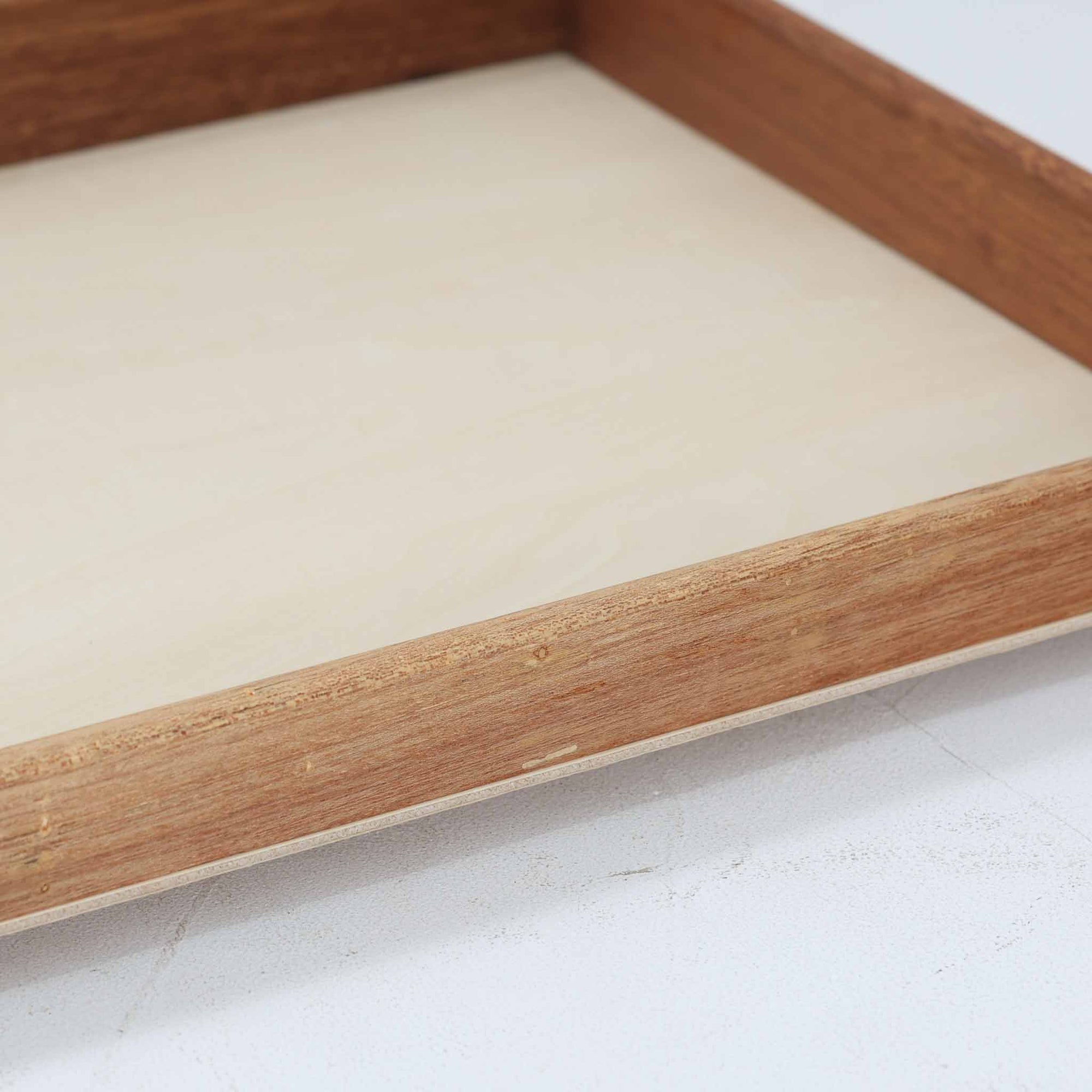 Skovby Mobelfabrik（スコービー）が手掛けた、幅195cmの存在感あるサイドボードです。チーク材の豊かな木目を生かした端正な佇まいに、横方向へ連続する扉と控えめな掘り込み取っ手がすっきりとした印象を与えます。内部には収納スペースに加えてトレー状の引き出しを備え、食器やカトラリーなどの整理にも便利な構成。ダイニング収納としてはもちろん、リビングでオーディオやアートを飾るローボードとしても活躍します。長い年月を経たチーク材ならではの深みある色艶も魅力の北欧ビンテージ品です。