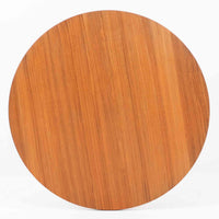 Arne Jacobsenがデザインし、Fritz Hansenが製作した円形ダイニングテーブルです。直径90cmのチーク無垢天板は、豊かな木目と滑らかな円形フォルムが美しく、空間に柔らかな印象をもたらします。シャープなスチール製の一本脚と4本スポークベースが軽快で洗練された佇まいを生み、ヤコブセンらしい機能美が際立つ一台。2～4人で使いやすいサイズ感で、ダイニングテーブルとしてはもちろん、カフェテーブルやラウンジ空間での打ち合わせ用テーブルとしてもおすすめです。中でもチーク無垢材仕様の個体は流通数が少なく珍しく、北欧ビンテージ市場でも希少性の高いモデルとして魅力を放ちます。経年により深みを増した木肌と無駄のない構造が、空間に上質な存在感を添えてくれます。