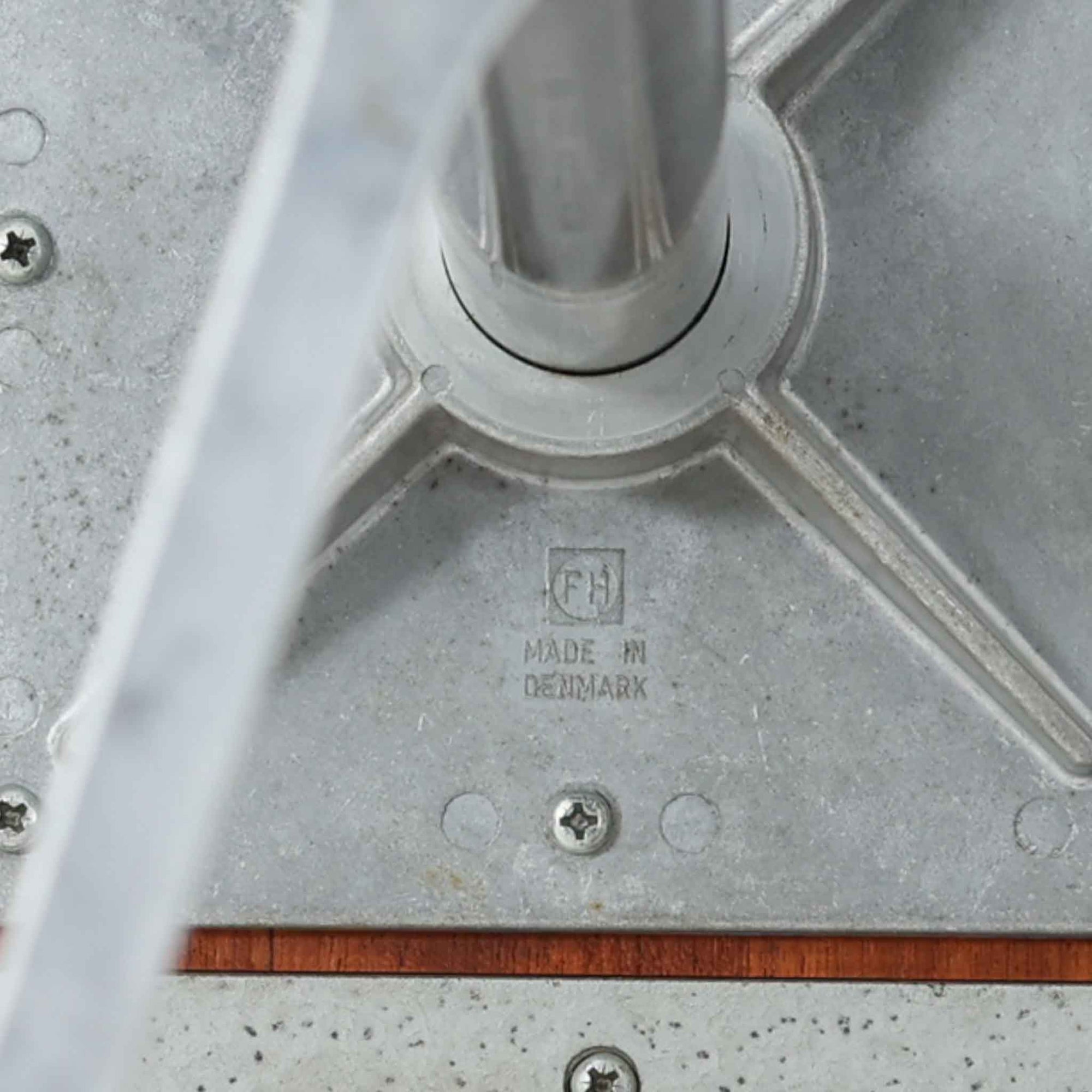 Arne Jacobsenがデザインし、Fritz Hansenが製作した円形ダイニングテーブルです。直径90cmのチーク無垢天板は、豊かな木目と滑らかな円形フォルムが美しく、空間に柔らかな印象をもたらします。シャープなスチール製の一本脚と4本スポークベースが軽快で洗練された佇まいを生み、ヤコブセンらしい機能美が際立つ一台。2～4人で使いやすいサイズ感で、ダイニングテーブルとしてはもちろん、カフェテーブルやラウンジ空間での打ち合わせ用テーブルとしてもおすすめです。中でもチーク無垢材仕様の個体は流通数が少なく珍しく、北欧ビンテージ市場でも希少性の高いモデルとして魅力を放ちます。経年により深みを増した木肌と無駄のない構造が、空間に上質な存在感を添えてくれます。