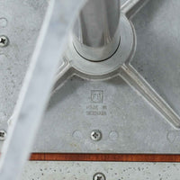 Arne Jacobsenがデザインし、Fritz Hansenが製作した円形ダイニングテーブルです。直径90cmのチーク無垢天板は、豊かな木目と滑らかな円形フォルムが美しく、空間に柔らかな印象をもたらします。シャープなスチール製の一本脚と4本スポークベースが軽快で洗練された佇まいを生み、ヤコブセンらしい機能美が際立つ一台。2～4人で使いやすいサイズ感で、ダイニングテーブルとしてはもちろん、カフェテーブルやラウンジ空間での打ち合わせ用テーブルとしてもおすすめです。中でもチーク無垢材仕様の個体は流通数が少なく珍しく、北欧ビンテージ市場でも希少性の高いモデルとして魅力を放ちます。経年により深みを増した木肌と無駄のない構造が、空間に上質な存在感を添えてくれます。