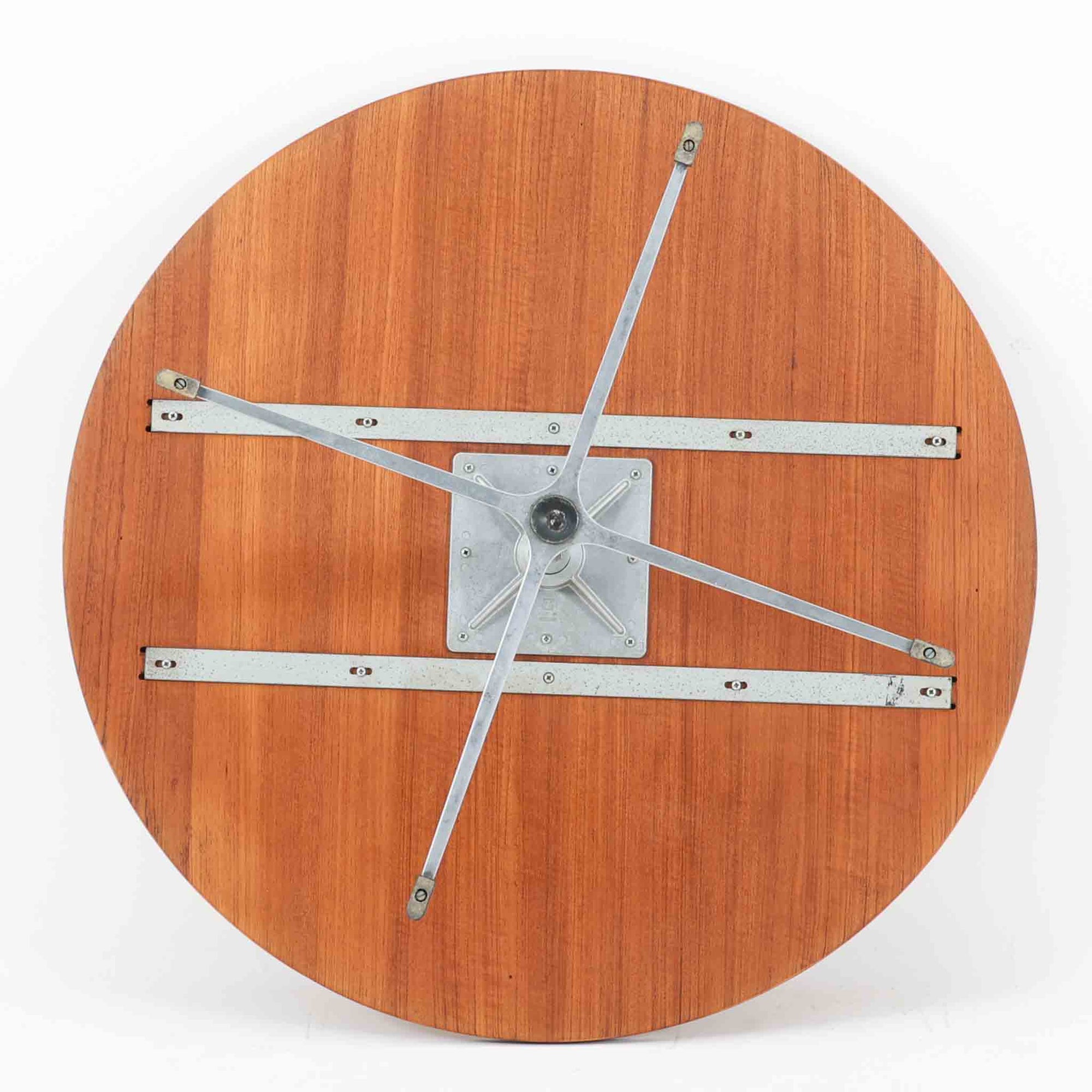 Arne Jacobsenがデザインし、Fritz Hansenが製作した円形ダイニングテーブルです。直径90cmのチーク無垢天板は、豊かな木目と滑らかな円形フォルムが美しく、空間に柔らかな印象をもたらします。シャープなスチール製の一本脚と4本スポークベースが軽快で洗練された佇まいを生み、ヤコブセンらしい機能美が際立つ一台。2～4人で使いやすいサイズ感で、ダイニングテーブルとしてはもちろん、カフェテーブルやラウンジ空間での打ち合わせ用テーブルとしてもおすすめです。中でもチーク無垢材仕様の個体は流通数が少なく珍しく、北欧ビンテージ市場でも希少性の高いモデルとして魅力を放ちます。経年により深みを増した木肌と無駄のない構造が、空間に上質な存在感を添えてくれます。