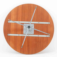 Arne Jacobsenがデザインし、Fritz Hansenが製作した円形ダイニングテーブルです。直径90cmのチーク無垢天板は、豊かな木目と滑らかな円形フォルムが美しく、空間に柔らかな印象をもたらします。シャープなスチール製の一本脚と4本スポークベースが軽快で洗練された佇まいを生み、ヤコブセンらしい機能美が際立つ一台。2～4人で使いやすいサイズ感で、ダイニングテーブルとしてはもちろん、カフェテーブルやラウンジ空間での打ち合わせ用テーブルとしてもおすすめです。中でもチーク無垢材仕様の個体は流通数が少なく珍しく、北欧ビンテージ市場でも希少性の高いモデルとして魅力を放ちます。経年により深みを増した木肌と無駄のない構造が、空間に上質な存在感を添えてくれます。