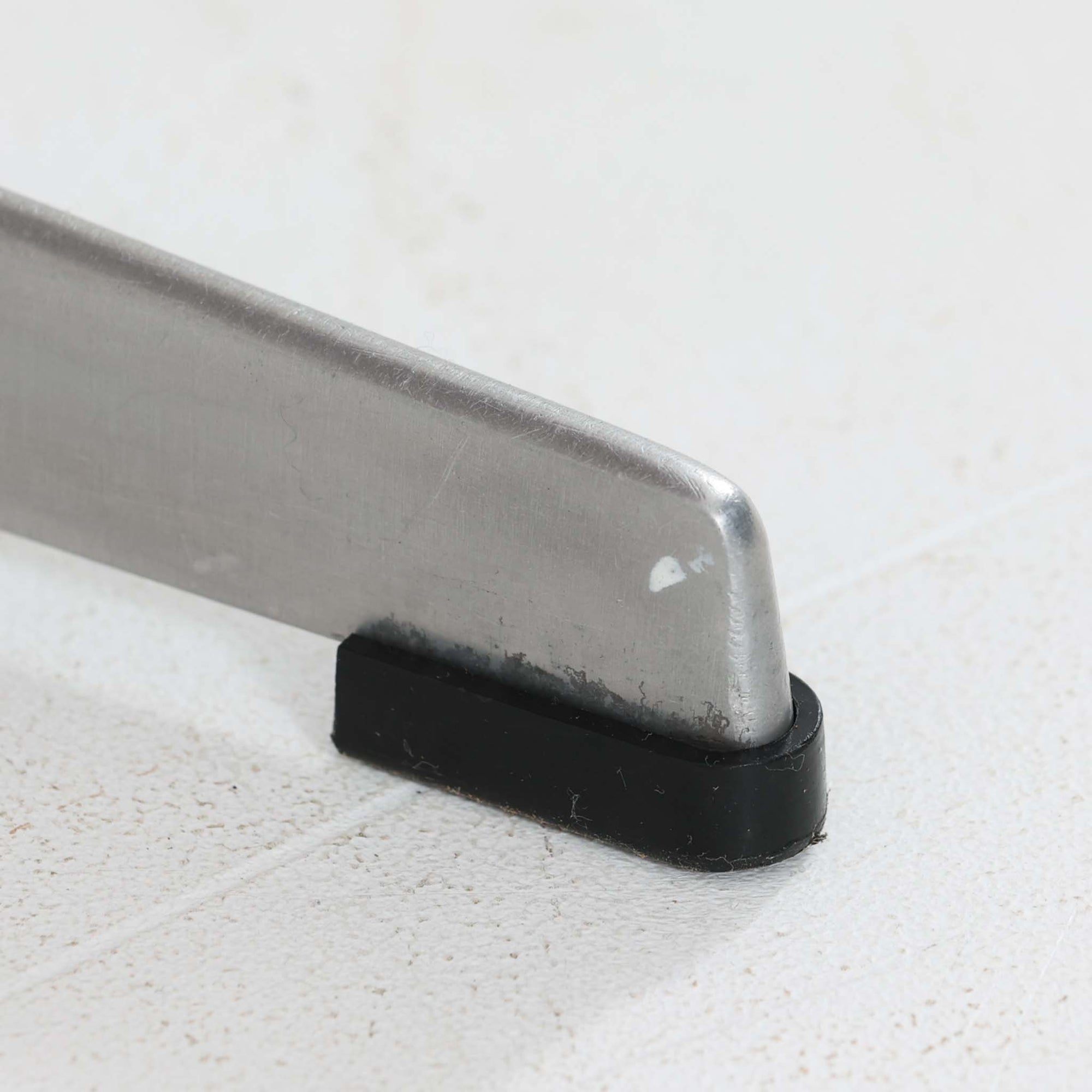 Arne Jacobsenがデザインし、Fritz Hansenが製作した円形ダイニングテーブルです。直径90cmのチーク無垢天板は、豊かな木目と滑らかな円形フォルムが美しく、空間に柔らかな印象をもたらします。シャープなスチール製の一本脚と4本スポークベースが軽快で洗練された佇まいを生み、ヤコブセンらしい機能美が際立つ一台。2～4人で使いやすいサイズ感で、ダイニングテーブルとしてはもちろん、カフェテーブルやラウンジ空間での打ち合わせ用テーブルとしてもおすすめです。中でもチーク無垢材仕様の個体は流通数が少なく珍しく、北欧ビンテージ市場でも希少性の高いモデルとして魅力を放ちます。経年により深みを増した木肌と無駄のない構造が、空間に上質な存在感を添えてくれます。